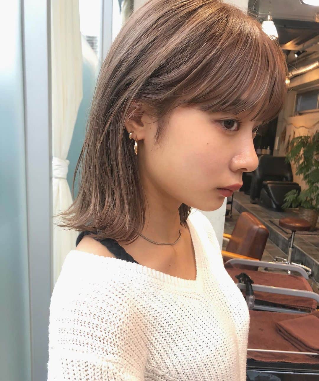 のインスタグラム：「ほんのりピンク◎ 水曜日までお休みをいただいております🙇‍♂️ 木曜日以降ご予約お待ちしております☺︎ ・ ・ ・オリジナル配合で他にはできないカラー ・◎ ・ ・退色が気になるブリーチカラー用に ・3週間以内のメンテナンスメニューもご用 ・意してます☺︎ ・ ・大切な髪の毛を髪質やダメージレベルに ・合わせ丁寧にブリーチ・カラーいたしま ・す☺︎ ・ ・ブリーチの回数がわからない。 ・料金が気になる。 ・なんでもご気軽にご相談ください😊 ・ ・ご予約やご相談はDM・LINE・NETより ・お待ちしております。 ・ ・ ・  #アディクシー #イルミナカラー  #外国人風カラー #ミニボブ #切りっぱなしボブ #ハイライト #外ハネ #グラデーション #ベージュ#ポートレート #Wカラー #ストキュア #美容学生 #撮影 #ウルフヘア #ウルフカット  #ショートヘア #グレージュ  #ブルージュ #ブリーチ #portrait #フィルムカメラ #hairstyle #ショートカット #haircolor #ハイトーン #데일리룩 #时尚 #แฟชั่น#デジキュア」
