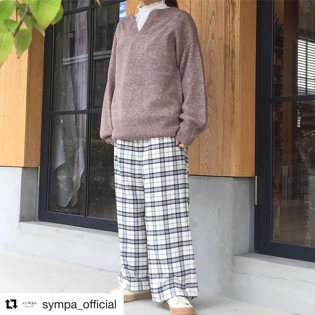 アールエフダブリューさんのインスタグラム写真 - (アールエフダブリューInstagram)「#Repost @sympa_official with @get_repost ・・・ だんだん涼しい日が増えてきていますね🍁  皆さんはもう秋支度はされましたか？  ニットにチェックパンツを合わせるのが、今年の秋らしいオススメコーディネート。  ニットは1枚で来ても素敵ですが、下にフリルシャツを入れ重ね着すると、また違う魅力がでます。  #sympa_高岡店 #ニット #秋 #秋コーデ #パンツ #チェックパンツ #英国風 #シンプル#靴 #スニーカー #秋支度 #アパレル #着心地のよい暮らしの服 #sympa#福井 #石川#富山 #新高岡駅 #駅近」9月22日 12時22分 - rfwtokyo