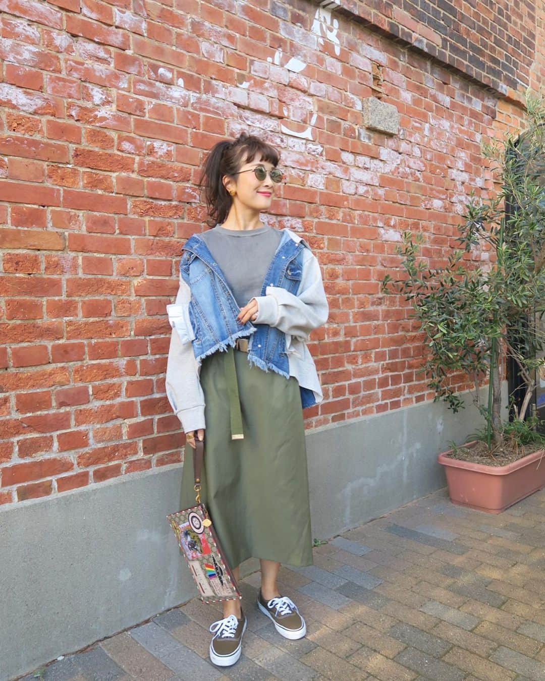 のインスタグラム：「今朝は早起きして、雨が降る前にハーバーランドにmorningに行って来ました♡朝肌寒かったのでおニューのスウェットデニムパーカーがちょうど良かった＼(^o^)／裾の切りっぱなしとか取り外し出来るポケットのフリルとか、好きなところがいっぱい♡ #wakkinstyle#ootd#coordinate outer:#linkable @linkable_official(今週発売予定) skirt:#linkable @linkable_official(popup先行発売予定) tops:#stunninglure  bag:#gucci shoes:#vans sunglasses:#lavid」