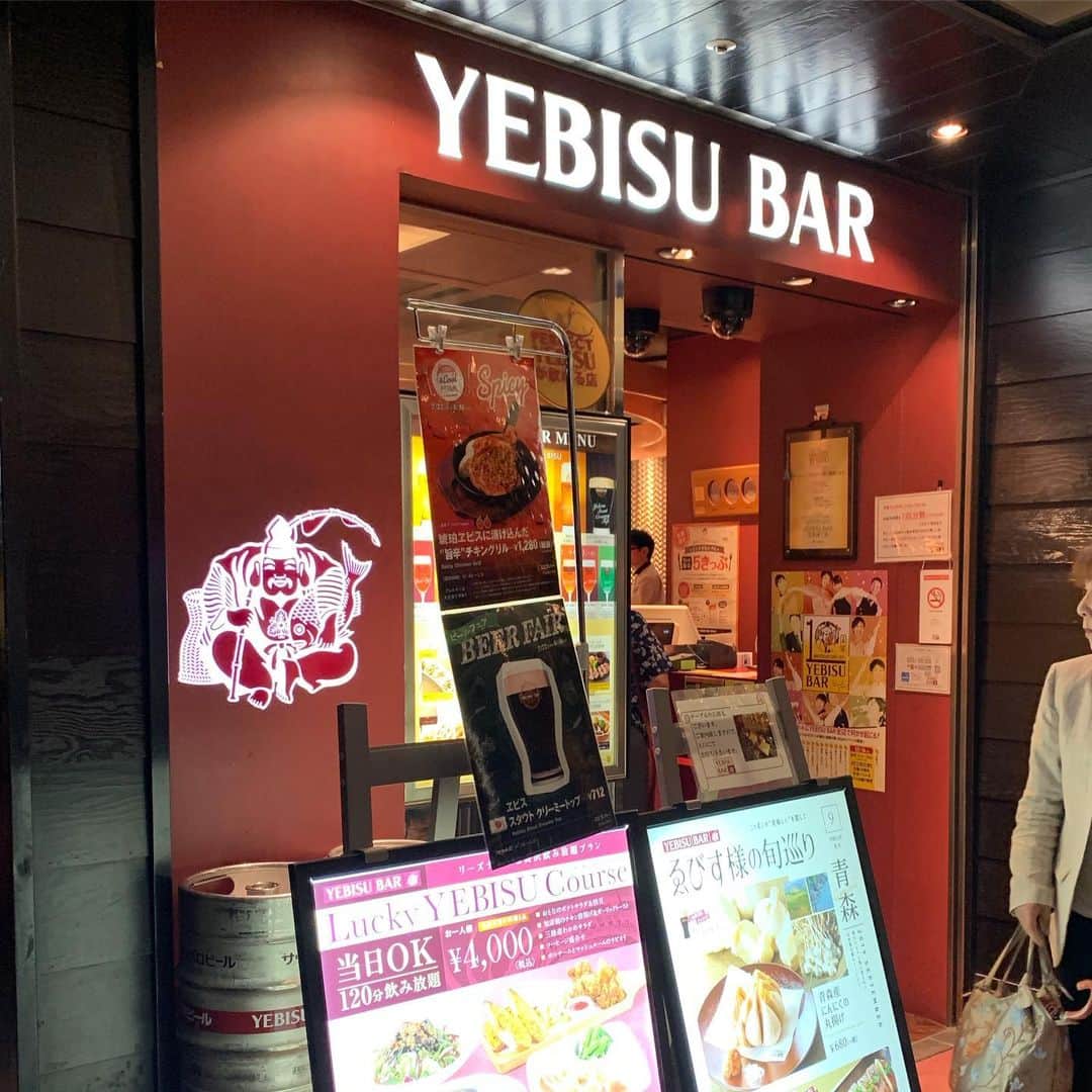 やふさんのインスタグラム写真 - (やふInstagram)「東京駅の黒塀横丁エビスバー。ビールはもちろん料理がおいしいから必ず寄ります。いつも混んでるけどね」9月22日 12時28分 - kyafy