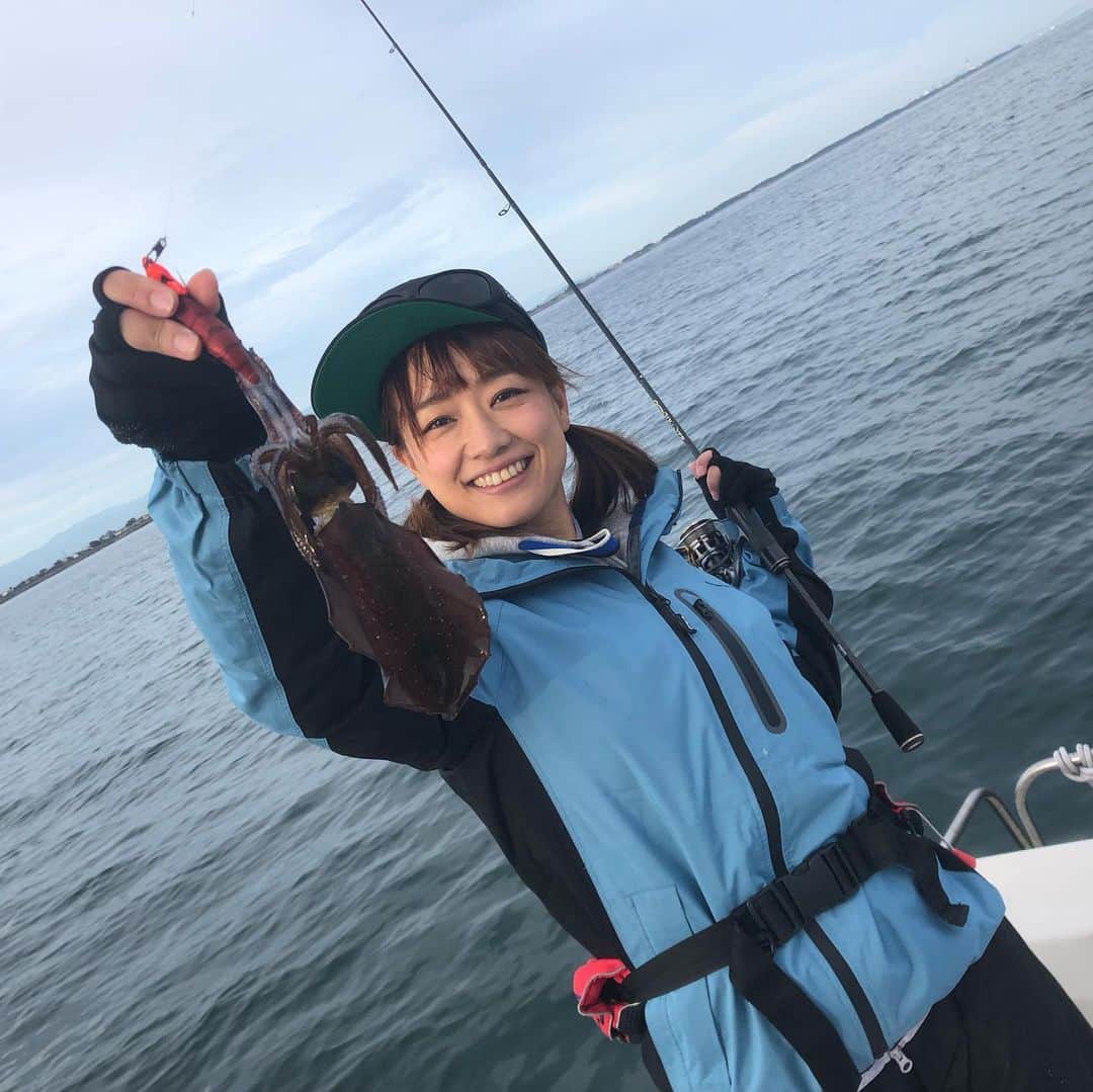 彼方茜香さんのインスタグラム写真 - (彼方茜香Instagram)「squid♥ 秋イカー！！富山湾♪ いろんな地方に行ってイカを釣ってきてますが、富山のイカは元気が良すぎて墨だらけになったー！ 釣りは楽しくがモットーの為、ティップが揺れまくって釣果は半減してますがそれでもかなり釣れた（笑） #ウエアはocstyle #キャップはolo #サングラスsaryn #ライジャケ借り物 #マイロッド #借り物リール #エギ2.5 #シンカー10g  #手袋100円ショップ園芸用  #船はシュナウザー」9月22日 12時32分 - serikaochikata