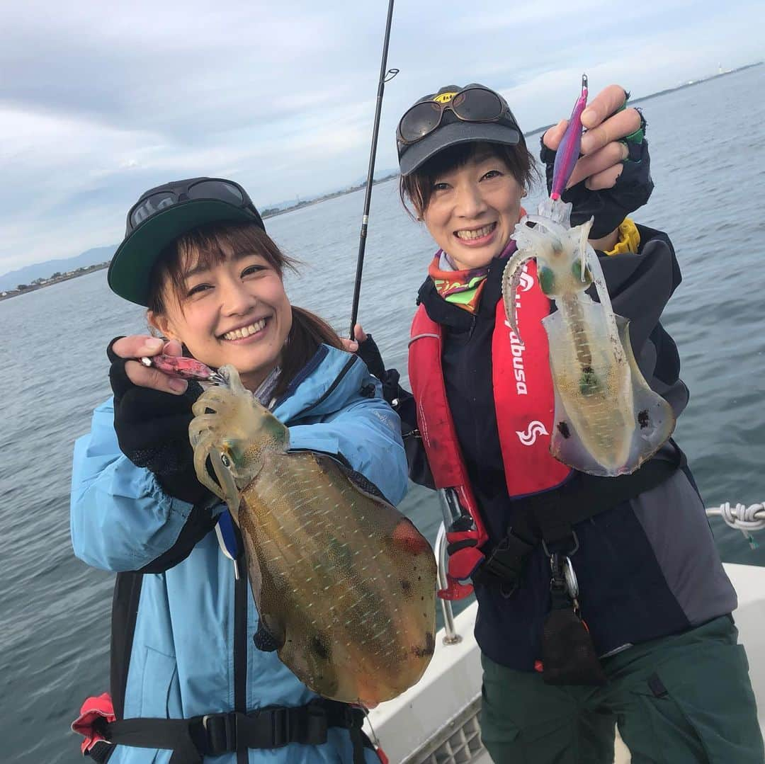 彼方茜香さんのインスタグラム写真 - (彼方茜香Instagram)「squid♥ 秋イカー！！富山湾♪ いろんな地方に行ってイカを釣ってきてますが、富山のイカは元気が良すぎて墨だらけになったー！ 釣りは楽しくがモットーの為、ティップが揺れまくって釣果は半減してますがそれでもかなり釣れた（笑） #ウエアはocstyle #キャップはolo #サングラスsaryn #ライジャケ借り物 #マイロッド #借り物リール #エギ2.5 #シンカー10g  #手袋100円ショップ園芸用  #船はシュナウザー」9月22日 12時32分 - serikaochikata