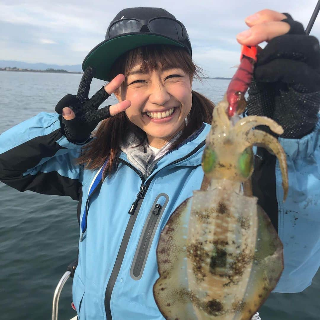 彼方茜香さんのインスタグラム写真 - (彼方茜香Instagram)「squid♥ 秋イカー！！富山湾♪ いろんな地方に行ってイカを釣ってきてますが、富山のイカは元気が良すぎて墨だらけになったー！ 釣りは楽しくがモットーの為、ティップが揺れまくって釣果は半減してますがそれでもかなり釣れた（笑） #ウエアはocstyle #キャップはolo #サングラスsaryn #ライジャケ借り物 #マイロッド #借り物リール #エギ2.5 #シンカー10g  #手袋100円ショップ園芸用  #船はシュナウザー」9月22日 12時32分 - serikaochikata