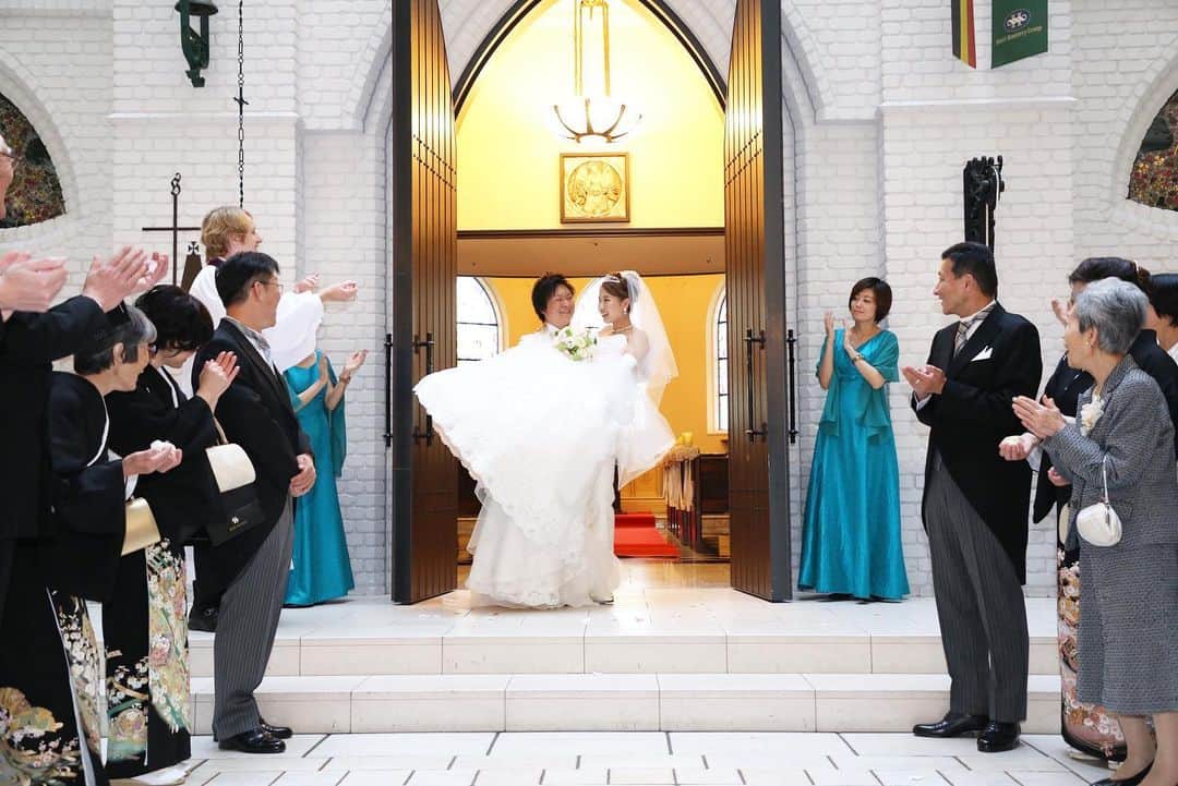 ホテルモントレ ラ・スール大阪ウエディングのインスタグラム：「@lasoeurosaka_wedding お姫様抱っこで登場♡ . . . #モントレ花嫁 #ホテルモントレラスール大阪  #モントレウェディング #モントレ #モントレラスール大阪 . . #dressy花嫁  #marry花嫁  #プレ花嫁 #卒花嫁 #全国の花嫁さんと繋がりたい  #weddingdress #takamibridal  #wedding #結婚式 #ホテル婚」