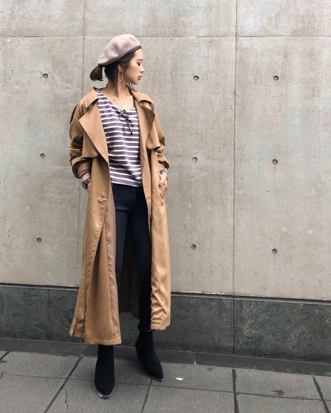 Ungrid staff snapさんのインスタグラム写真 - (Ungrid staff snapInstagram)「. "京都ポルタ店 KASUMI 161cm" . ⬇︎週末限定SET ITEM⬇︎ トレンチ×トップス ¥18,000(tax in) . #ルーズロングトレンチコート キャメル・Mサイズ ¥17,280(tax in) . #サイドスリットボーダーロングスリーブTeeパープル ¥5,292(tax in) . @ungrid_staffsnap #RUNWAYchannel にてチェック✔️ . #ungrid #ungrid_staffsnap #code #styilng #coordinate #staff #outer #autumn #トレンチコート #ボーダー #ベレー帽 #デニム」9月22日 12時37分 - ungrid_staffsnap