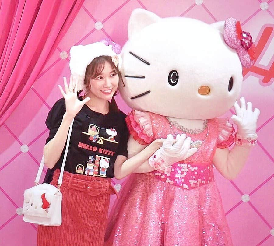 浦野一美さんのインスタグラム写真 - (浦野一美Instagram)「リボンコレクションでキティーちゃんとお話し🎀 5回くらい行かないとまともにお話しできない位可愛いです😭 .  #kitty #usj #hellokitty #ハローキティ #大阪#osaka#japan#cute」9月22日 12時44分 - cindy.cinderella