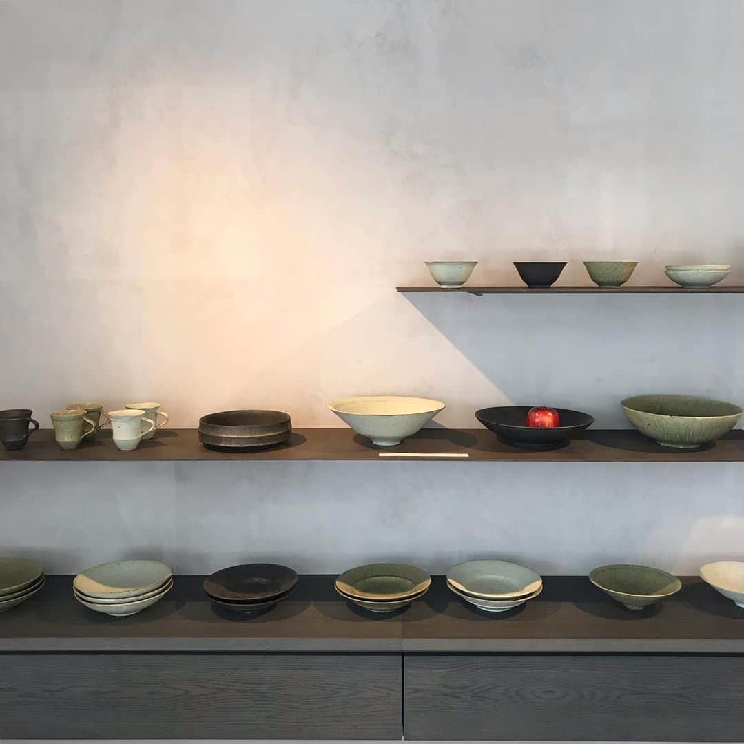 渡辺有子のインスタグラム：「FOOD FOR THOUGHT 西荻店 小林耶摩人さん(@yamato_kobayashi )の個展3日目が始まりました。 平皿、鉢、花器、どれも揃えたくなるものばかり。 今日は私もショップにいます。お散歩がてら、ぜひお立ち寄りください。  小林耶摩人 陶展 "Drawing Light and Shadows"  会期:9/20(金)〜9/23(月) 場所:FOOD FOR THOUGHT 西荻店 11:00~19:00  皆さまのお越しを心よりお待ちいたしております。西荻店での開催です。上原店は常設展示となります。」