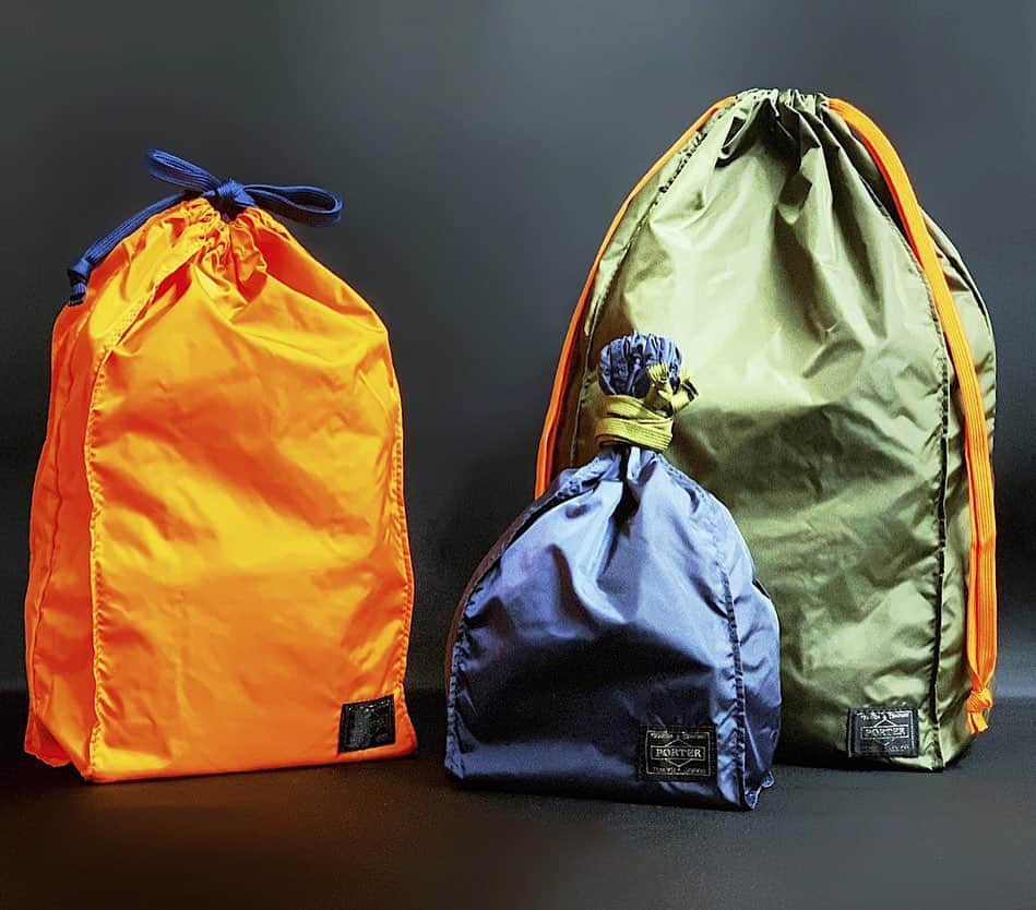 のインスタグラム：「「PORTER STAND」  こんにちは。 本日はPORTER STANDにて展開中のアイテム「パックス アーミー」をご紹介します。紙袋からインスピレーションを得たシリーズ。色はネイビー・オレンジ・オリーブの3色、サイズはS・M・L、3サイズの組み合わせです。口元のドローコードと本体の色を組み替えた仕様もポイントの一つです。単体で巾着ポーチとしてはもちろんのこと、ご旅行の際のパッキング用にもお使いいただけるアイテムです。 是非、店頭でお手にとってご覧ください。  パックス アーミー ポーチ ￥13,000（税別）  #yoshidakaban #porter #吉田カバン #ポーター #luggagelabel #porteryoshida #porterflagshipstore #kurachikabyporter #porterseoul #potr #madeinjapan #japan #porterstand #shinagawa #tokyo #station #packs #army #pouch #orange #olive #navy」