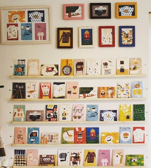 妹尾香里のインスタグラム：「北海道の雑貨屋アンティムティムさんにてポストカード販売中です！ 40種類のポストカードが並ぶと迫力ありますね！額にも入れていただいてうれしい(o^^o)  #アンティムティム#北海道#雑貨屋さん#ポストカード」
