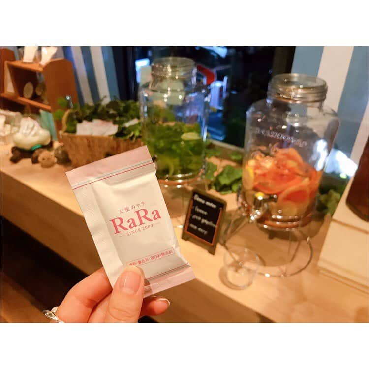 大谷朋子さんのインスタグラム写真 - (大谷朋子Instagram)「♡ * 私も愛用中の飲むコラーゲン「天使のララ」が、 機能性表示食品になりましたー◡̈👏 * 早速、渋谷のロイヤルガーデンカフェで開催中の コラボカフェに行ってきました♪ * コラボメニューがあって、 「牛すじ肉のデミグラスオムライス」 「大山どりのグリルと季節の野菜サラダ」 「RARAスムージー」をいただきました❤︎ * 全て“天使のララ”が入っています！  香料・着色料・保存料を一切加えず、 無味無臭の高純度液体フィッシュコラーゲンだから、  お料理に入れても大丈夫🙆‍♀️ * うるおいコラーゲンが入っているメニューとかうれしくて、毎日食べたいくらい！！ しかもどれも美味しかったです❤︎ * ドリンクバーには、天使のララが置いてあって、 自由に入れることも♪ * お肌の乾燥やハリ、ツヤが気になる方、  生活が不規則な方に試してもらいたいです！ * コラボカフェとっても可愛いしオススメ❤︎ ランチのヘルシープレートも気になってます◡̈ * * @tenshi_no_rara  #天使のララ #美容ドリンク #美肌レシピ  #いただきますチャレンジ  #いつでもどこでもなにとでも  #エミネット#pr  #RoyalGardenCaféSHIBUYA  #ロイヤルガーデンカフェ #渋谷」9月22日 12時49分 - tomoko_ohtani