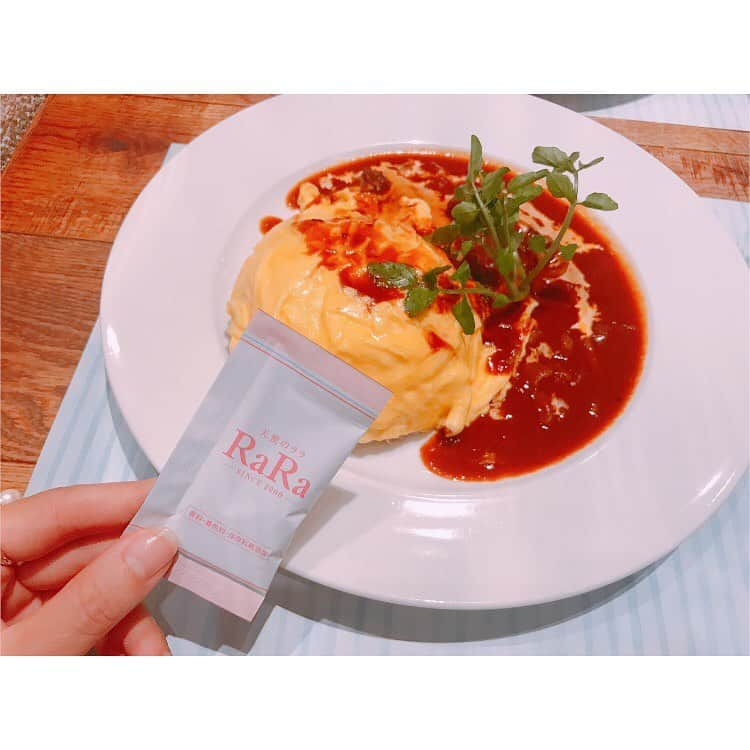 大谷朋子さんのインスタグラム写真 - (大谷朋子Instagram)「♡ * 私も愛用中の飲むコラーゲン「天使のララ」が、 機能性表示食品になりましたー◡̈👏 * 早速、渋谷のロイヤルガーデンカフェで開催中の コラボカフェに行ってきました♪ * コラボメニューがあって、 「牛すじ肉のデミグラスオムライス」 「大山どりのグリルと季節の野菜サラダ」 「RARAスムージー」をいただきました❤︎ * 全て“天使のララ”が入っています！  香料・着色料・保存料を一切加えず、 無味無臭の高純度液体フィッシュコラーゲンだから、  お料理に入れても大丈夫🙆‍♀️ * うるおいコラーゲンが入っているメニューとかうれしくて、毎日食べたいくらい！！ しかもどれも美味しかったです❤︎ * ドリンクバーには、天使のララが置いてあって、 自由に入れることも♪ * お肌の乾燥やハリ、ツヤが気になる方、  生活が不規則な方に試してもらいたいです！ * コラボカフェとっても可愛いしオススメ❤︎ ランチのヘルシープレートも気になってます◡̈ * * @tenshi_no_rara  #天使のララ #美容ドリンク #美肌レシピ  #いただきますチャレンジ  #いつでもどこでもなにとでも  #エミネット#pr  #RoyalGardenCaféSHIBUYA  #ロイヤルガーデンカフェ #渋谷」9月22日 12時49分 - tomoko_ohtani