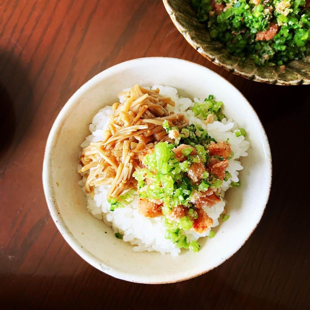 のインスタグラム：「炊きたての新米にご飯のお供二種をのせて。自家製のなめ茸と塩もみにしたかぶの葉に焼き明太子を混ぜたもの。新米が甘い。幸せ。 後は餃子も焼いて、昨日のピエンロー。 #新米の季節 #ごはんのおとも #ご飯のお供 #余宮隆」