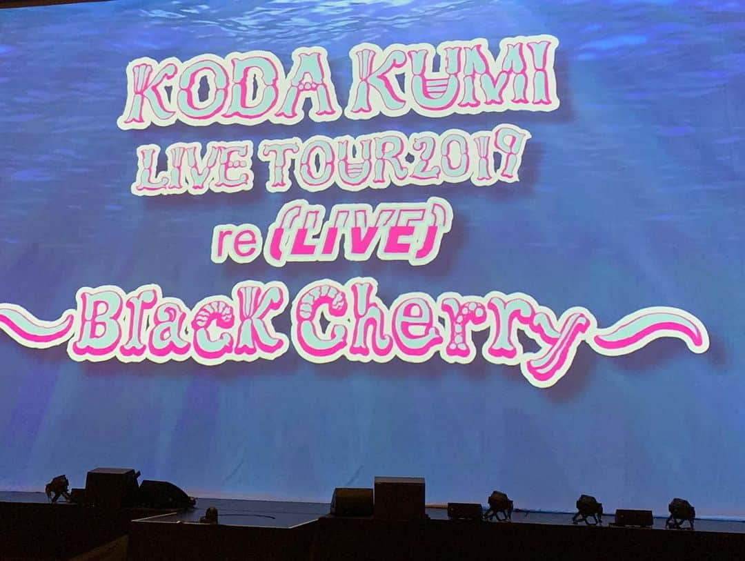 住谷杏奈さんのインスタグラム写真 - (住谷杏奈Instagram)「･ 昨日は倖田來未さんの KODA KUMI LIVE TOUR 2019 re(LIVE) Black Cherry公演を 家族4人で観させていただきました☺️ ･ いやぁ、、、 言葉にならなかったです✨ ･ 登場シーンから、本編、エンディングまで、 最初から最後まで全てが最高でした！！！ ･ ステージの端から端まで クミさんのこだわりを持った演出で 1秒足りともステージから目を離したくない！ と思えるLIVE、、、こんなLIVE初めて見ました！ ･ わたし、ビクともせずに ジーッと真顔でステージを集中して見てしまい、、、 横にいた娘に｢ママ、顔！！怖い！｣って 注意されてしまいました😰 ･ 歌もダンスもカラダ作りも、 もうホント、 クミさんの努力が胸に染みました😢 ホントにカッコよかったです😢 倖田來未最高！！ ･ 今回はBlack Cherry公演を観させてもらい、 Japonseque公演も 絶対観たいーーーってなりましたが、 チケットSOLD OUTでした！ ですよね、そりゃ、そうですよね、、、😫 ･ ･ クミさんはホントに心が優しい方で、 旦那が色々あった時にも 一番最初に連絡してきてくれて😢 こんな時こそ助け合いだからなんでも言ってねって😢 いつもいつも私達を気にかけてくださり 細かい所もケアしてくださり、、、素敵なお方です🥺 ･ ･ 体に気をつけて ツアーラストまで爆走しちゃってください🥰 ･ 令和のくみこ最高！！！！ 貴重な体験ありがとうございました🥰 ･ ･ @kodakumi_official  #倖田來未 さん#BlackCherry #relivetour2019#live」9月22日 12時54分 - annasumitani