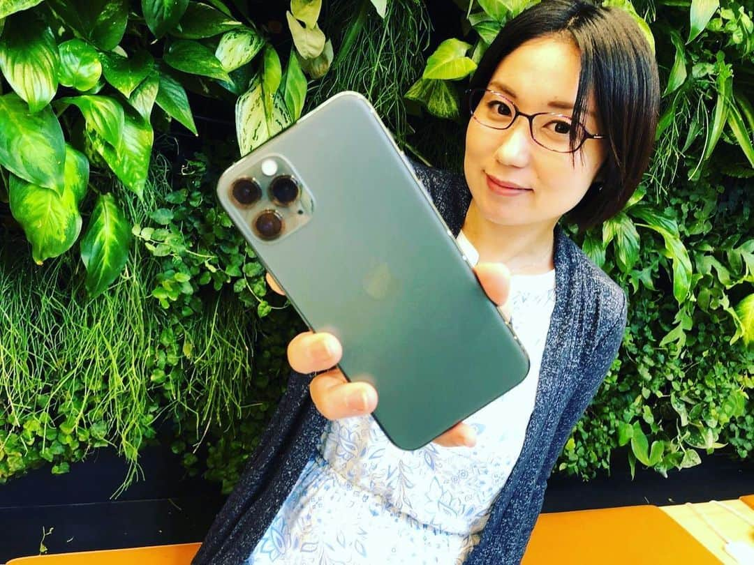 弓月ひろみのインスタグラム：「iPhone発売日のEngadgetの記事より。今回は　#iPhone11Pro #512GB #ミッドナイトグリーン にしました。リニューアルオープンしたばかりの　#Apple表参道　のリビングウォールは、本物の緑！寛げる空間になってたよ❤️」