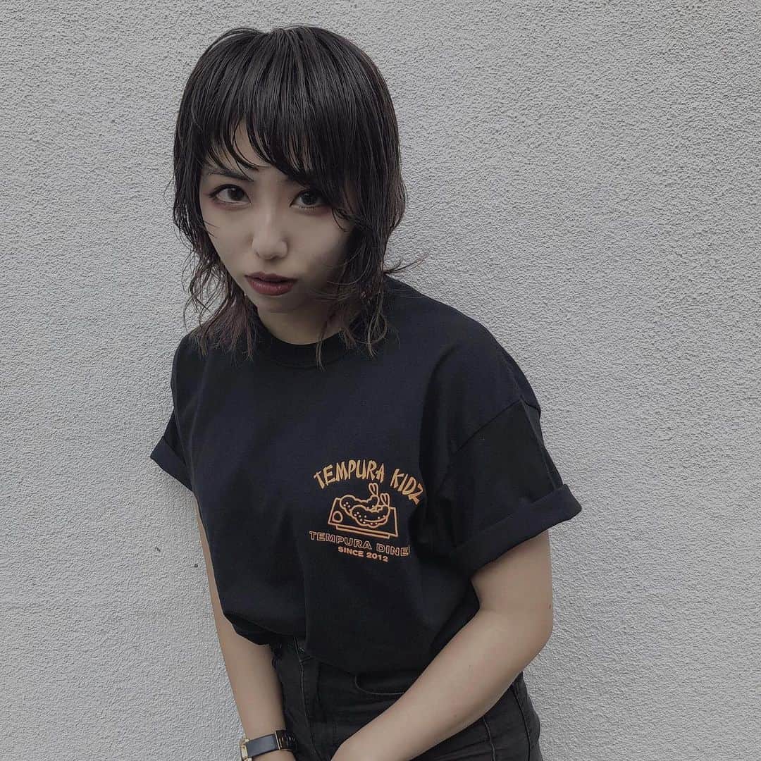 のインスタグラム：「NEW GOODS RELEASE  TEMPURA KIDZ 新グッズ お待たせしました  めちゃくちゃ可愛いでしょ！  私はMサイズをINして着てます。 かりぴーみたいにXXLを一枚でダボっと着てもかわいいね、  今日の『エレ日。vol.15』@下北沢MOSAiC から発売します  LIVE後 14:45頃から特典会もあるよぉ  げっとしてね🍑  #live #下北沢 #下北沢mozaic #goods #tshirt #badge #tempurakidz」