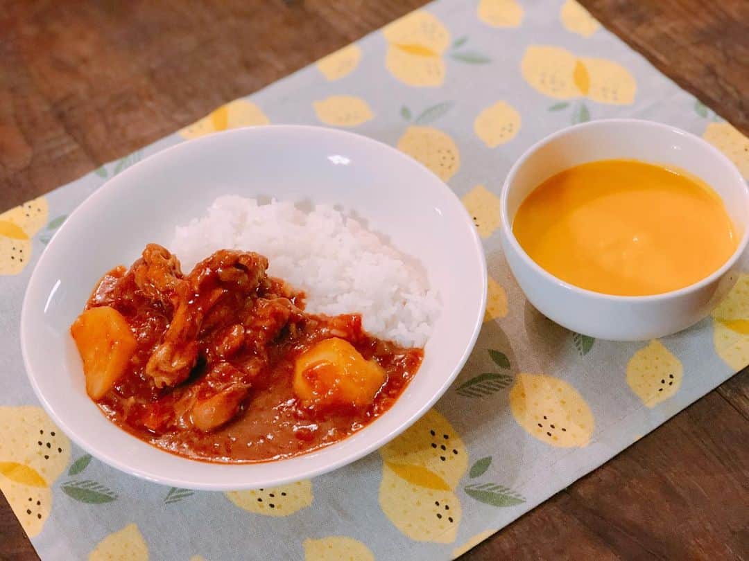 小沢真珠さんのインスタグラム写真 - (小沢真珠Instagram)「鶏の手羽元でチキンカレー作りました。ちょっぴり大人の味でしたが子供たちも食べてくれました♪  #チキンカレー #辛さはマイルド #カボチャスープ  #北海道の親戚が送ってくれたカボチャで #おうちごはん #うちごはん #昼ごはん #クッキングラム #instafood #カレー#カレーライス#カレー好き #カレー好きな人と繋がりたい」9月22日 13時22分 - maju_ozawa