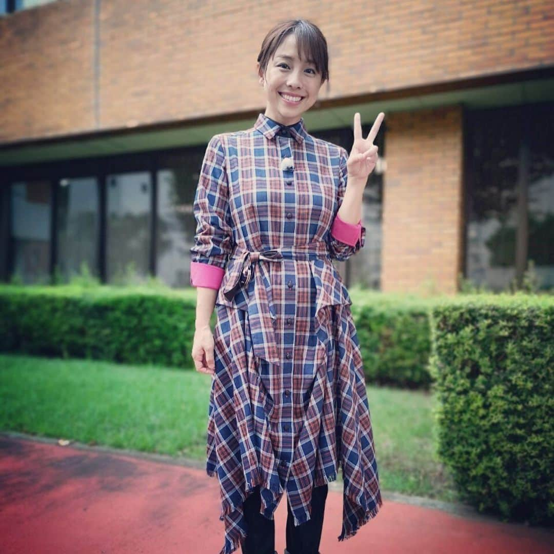 鈴木あきえさんのインスタグラム写真 - (鈴木あきえInstagram)「#NHKEテレ #すくすく子育て  今週のオンエアは すくすく子育て増刊号 でした😊 “あきえの知ってビックリ!!赤ちゃんの世界” もお届けしましたよ💛  今回は #紙おむつ の世界へ潜入いたしました😊😊 うさちゃんがお出迎えしてくれたよ🐰💗 #紙おむつ 研究開発チームのみなさんは みなさん白衣を着て、 まるで理科室の実験室のようなお部屋で お仕事をされていました🥼✨ みなさんのおかげで 息子本人も、 お世話をする私たち親も 快適おむつライフをさせていただいているのだなと 改めて感謝感激🙌🏻 毎日されてるみなさんの研究や開発で 今後どんなふうにおむつが変わっていくのかも とても楽しみ☺️ みなさん 毎日ありがとうございます🙏🏻 そして ロケでも お世話になりました🥰✨ ✱ ✱  ロケ衣装は ・ワンピース→WaCCa/ドレスアンレーヴ @migiwacca @dressunreve ・イヤリング→253Bijoux/ドレスアンレーヴ @253_Bijoux  さんのです🌈 ✱ ✱  そして今、番組では 「すくすくアイデア大賞2019」  子育てをラクに&楽しくするアイデアを募集中です💛  締切は 9/30まで🌈  応募はどなたでもOKですよ☺️ 番組HPから ぜひアイデアをお待ちしております🥰🍀」9月22日 13時16分 - akiesuzuki0312