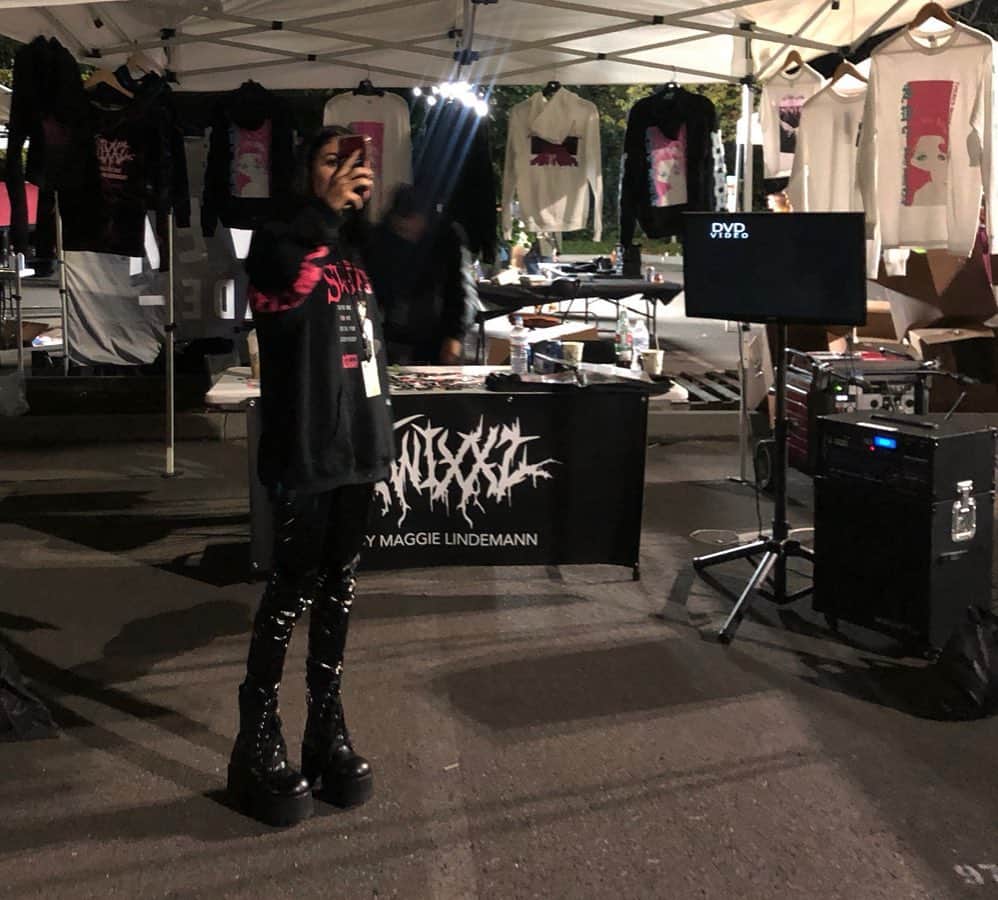 マギー・リンデマンのインスタグラム：「! @swixxz @zumiez」
