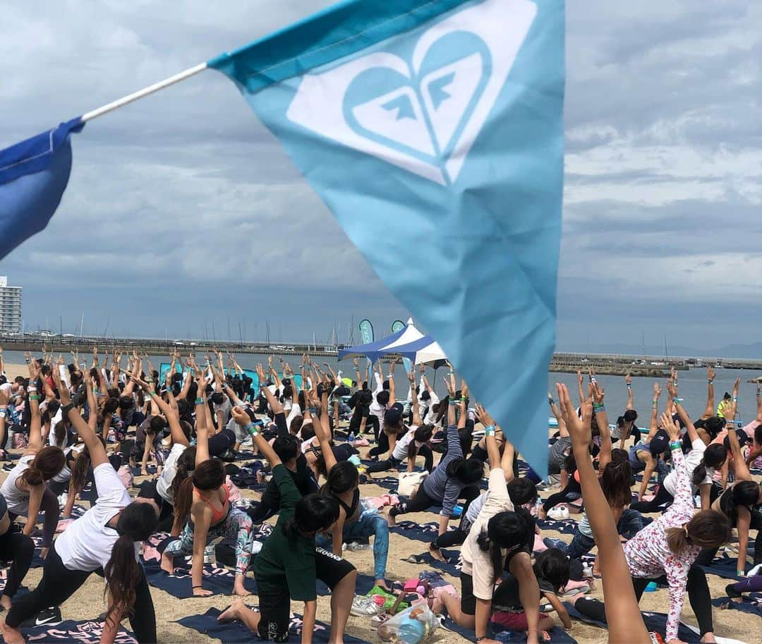 田中律子さんのインスタグラム写真 - (田中律子Instagram)「ROXY FITNESS RUN SUP YOGA🏃‍♀️🏄‍♀️🧘‍♀️OSAKA  台風の影響もなんとか吹き飛ばし、いいお天気の中、ヨガして、ランしてサップして🌞  たくさんの笑顔で溢れたビーチ、参加してくれたみなさま、ありがとう😊スタッフのみなさま、ありがとうございました🙏来週日曜日は福岡で開催です❗️ #roxyjapan  #roxyfitness  #runsupyoga #大阪 #来週は福岡」9月22日 13時29分 - ri2kotanaka