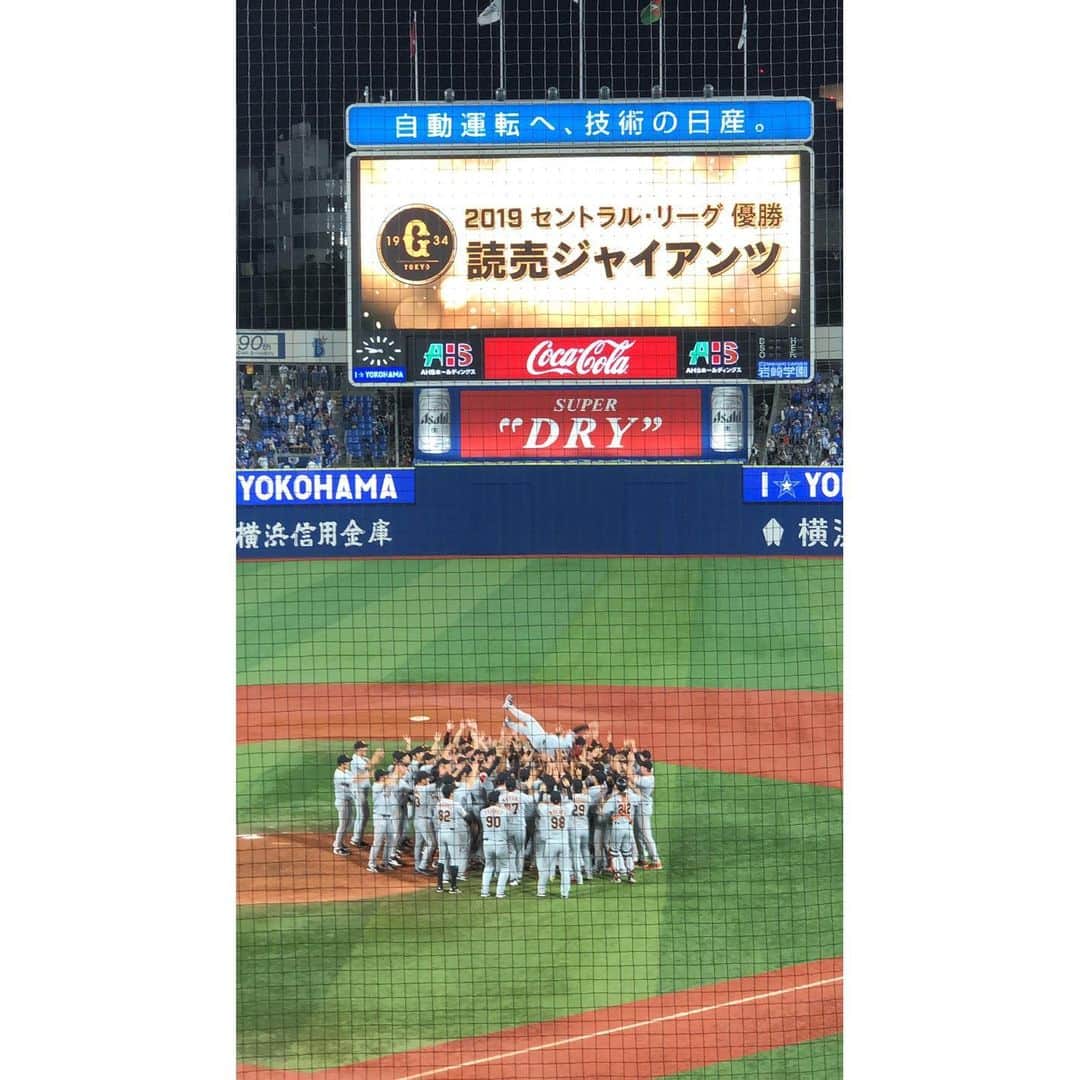 春輝のインスタグラム：「5年ぶりのリーグ優勝🏆 週刊ジャイアンツという番組を通じて野球をより近くで見る機会をいただき、 優勝の素晴らしさを改めて感じました！！ 巨人軍の皆様、優勝おめでとうございます✨✨ 日本一になってもう一度胴上げを見たい🤩 明日の週刊ジャイアンツでは、ビールかけでの監督、コーチ、選手インタビューもありますので改めて優勝に酔いましょう😆  #セ・リーグ#優勝#20190921 #週刊ジャイアンツ#日テレG+ #読売巨人軍#GIANTS#ジャイアンツ#巨人 #NPB#プロ野球#セリーグ#baseball #春輝#haruki」