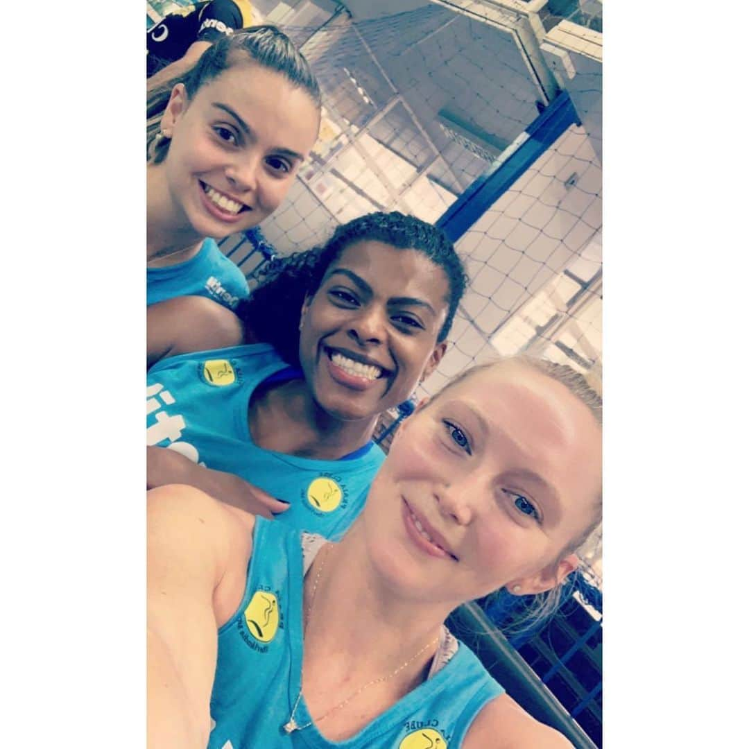 フェルナンダ・ロドリゲスさんのインスタグラム写真 - (フェルナンダ・ロドリゲスInstagram)「Domingão de muito sol, calor e treino ✌🏾☀️🏐👊🏾」9月23日 0時27分 - fegaray