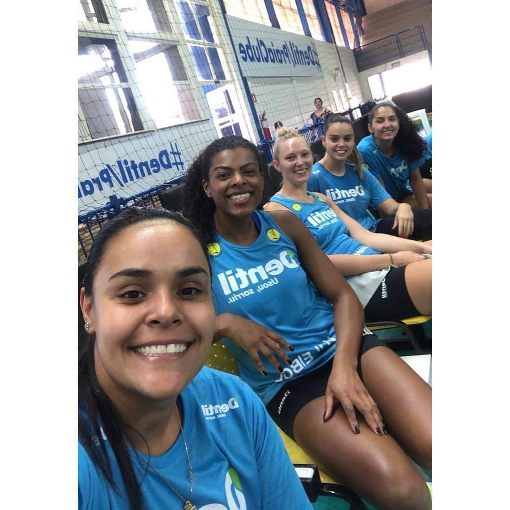 フェルナンダ・ロドリゲスさんのインスタグラム写真 - (フェルナンダ・ロドリゲスInstagram)「Domingão de muito sol, calor e treino ✌🏾☀️🏐👊🏾」9月23日 0時27分 - fegaray