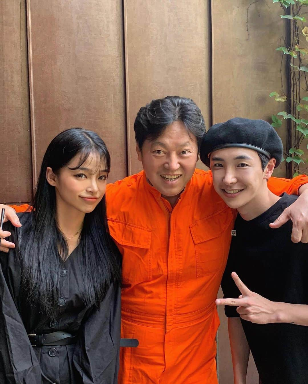 カン・ギョンミンさんのインスタグラム写真 - (カン・ギョンミンInstagram)「토요일 #커민마켓 와주신분들에게 감사하다는 인사드리고 싶어요 .! 몇 안되는 직원들과 이주를 준비했던 커민마켓이지만 아쉬운부분은 매번 어쩔 수 없이 남는 것 같아요 . 먼 곳에서부터 아침일찍부터 와주신분들 오래 기다려주신분들 정말정말 고생 많으셨고 감사했습니다 . 힘들게 기다리셨음에도 불구하고 활짝 웃어주시고 조금 더 준비하는 시간이 필요했나 하고 무지 부끄러워지기도 했어요 . 룩앳민을 제대로 시작한건 3년정도 되었는데 이렇게 1600명이상 많은분들이 와주신거에 아직도 얼떨떨하고 기대에 미치지 못해 죄송합니다. 죄송하다고 말씀드리면 오히려 더 괜찮다 괜찮다 해주셔서 맘이 오늘까지도 쓰라리네요.. 제가 이 많은분들과 만났다는게 아직까지도 믿기지 않고 정말 정말 감사하고 죄송한 마음 조금이라도 알아주셨으면 합니다 ! 중간중간 고객님들과 대화 나누다가 울컥하기도 하고 만감이 교차했던 하루였어요 . 다시한번 감사드립니다 .! 강남 중심에 작년에 이어 이번도 장소 제공해주신 알베르 카페 대표님 @alver_hs , 뭐든 응원해주시는 @ha_____mi 언니 , 사은품 준비해주신 @soonplus_official , @jayjuncos , @kcent_official  등  필요한 부분들 어깨 아프시게 준비해주신 사입삼촌 , 바지 예쁘게 만들어주시는 저희 거래처 가스나 , 마켓 축하 케이크 만들어 인천에서부터 가져온 케이크 장인 휘피 , 유하제과 마카롱 가져와준 효혁오빠 그리고 승훈이오빠 , 잠깐 얼굴 보러 와준다고 해놓고 일 도와준 채림이 , 작년도 올해도 응원해준 (안)예원이 , 일주일 전 꽃선물부터 응원하러 와준 멋진친구 온유 , 전날부터 도와주신 문권오빠 , 보러와줬는데 대화도 못하구 보낸 미안한 착한 또아 , 언제나 봐도 좋은 동석이 , 연락 못해서 미안함 뿐인 울 진영이 , 몸 아프면서 의리 동생 울 유라 , 맨날 걱정 응원 해주는 든든한 인경이언니 , 얼굴 보러와준 예원이 영진이 민호 까지 연락도 못드렸는데 와줘서 정말 감동이였고 고마웠습니다 ! 이나언니 전날 전화로 못가는데 힘내라며 응원해준 언니 고맙고 ! 기솔이와 안경쓴 동생 놀러왔는데 도와줘서 고마워 .!! 뭐니뭐니해도 제일 고생한 우리 커민마켓 같이 준비해준 @_lovesoon , @deardeeres  @snuux.hs  항상 내가 표현하는 그 이상으로 고맙고 고마워 ! 잘 모이지도 못하는데 도와준다고 모인 내 외가 친척들 문영 , 영익 , 영지 , 희원 가족들 잘 챙겨주지 못해 미안하구 고마워 가족 짱이야 ㅠ ! , 부탁하자마자 달려와준 자은이 , 효비 감동이야 고마워 !! 이 외 재호,  민균이 ,명경이도와주느라 수고많았고 내 맘 알지..? 마지막으루 승홍이 재훈이 수고했고 앞으로도 잘 해보자 ! 모두 감사 또 감사하고 또 기회가 있다면 더욱 열심히 체계적으로 준비 해 보겠습니다 ! 감사합니다 🙇🏻‍♀️💜」9月23日 0時24分 - kkmmmkk