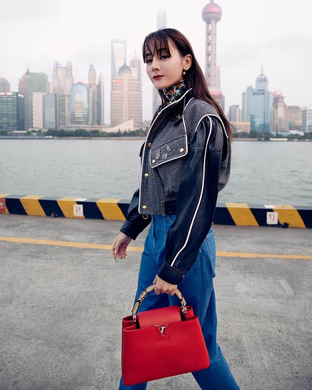 ルイ・ヴィトンさんのインスタグラム写真 - (ルイ・ヴィトンInstagram)「#DilrabaDilmurat and the Capucines. The Chinese actress wears the emblematic #LouisVuitton bag in eye-catching red Taurillon leather. Explore the latest Capucines bags via link in bio.」9月22日 23時00分 - louisvuitton