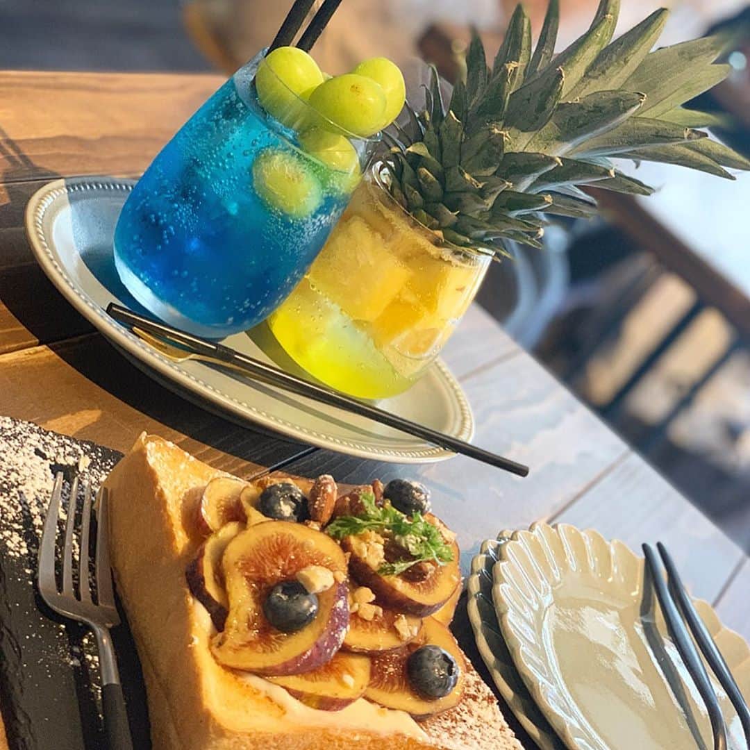 米山珠央さんのインスタグラム写真 - (米山珠央Instagram)「. ◎#大阪旅行 3日目◎ パイナップルソーダのインパクトがすごい🍍💓 . 遅めのモーニングで#andcafe へ ♪ マスカットソーダとイチジクトーストもいただきました！美味しかった〜☻ . ランチは焼肉🐮#道頓堀 の#肉八 ！ そのあと、#海遊館 へ行きました◎  #大阪 #旅行 #旅 #女子旅 #弾丸旅行 #大阪グルメ #大阪観光 #カフェ #グルメ #カフェ巡り #カフェ好きな人と繋がりたい #水族館 #たまおかふぇ」9月22日 22時54分 - tamao_17no1