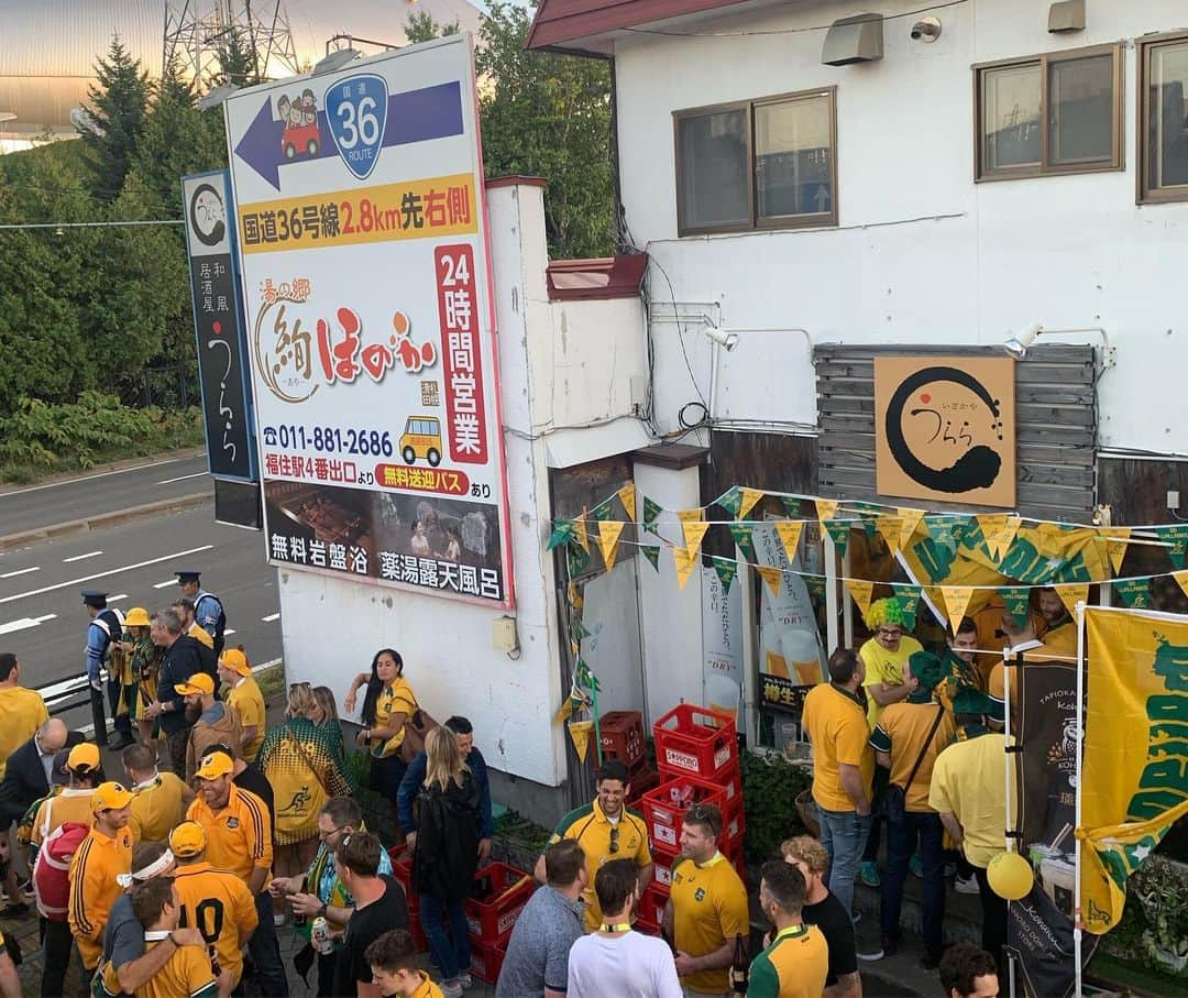 福田太郎さんのインスタグラム写真 - (福田太郎Instagram)「🏉 ラグビーワールドカップ開幕！ 札幌ドームが、まるで外国のような雰囲気でした🗺 ⠀ 🏴󠁧󠁢󠁥󠁮󠁧󠁿試合前から空手の格好でスーパーハイテンション🥋 🇹🇴選手はもちろんですが、ファンもイカツイ！ 🇦🇺試合後、即酒盛り開始！ビールの消費量が半端ない🍻 🇫🇯まるで空港の国際線のような香り！ 🇯🇵大通公園のファンゾーンは各国の好プレーに熱狂！ ⠀ 居合わせた外国人は両手にビール🍻 １人最低二杯がマストのご様子。笑 ⠀ などなど、国際大会の魅力を存分に感じました！ #ボランティア スタッフの皆さんも大活躍。 素敵なおもてなしを目の当たりにして、ほっこり。 来年の東京オリンピックも、北海道パワー全力で、 日本中で盛り上げていきたい！と強く感じました！😆 ⠀ #rwc2019 #welcometojapan  #ラグビーワールドカップ2019  #イングランド vs #トンガ #オーストラリア vs #フィジー #ラグビー の楽しさに気付く大会！ 待ってます！ #tokyo2020 #東京オリンピック  その先の #札幌オリンピック #sapporo2030 へ！」9月22日 22時55分 - htb_tarofukuda