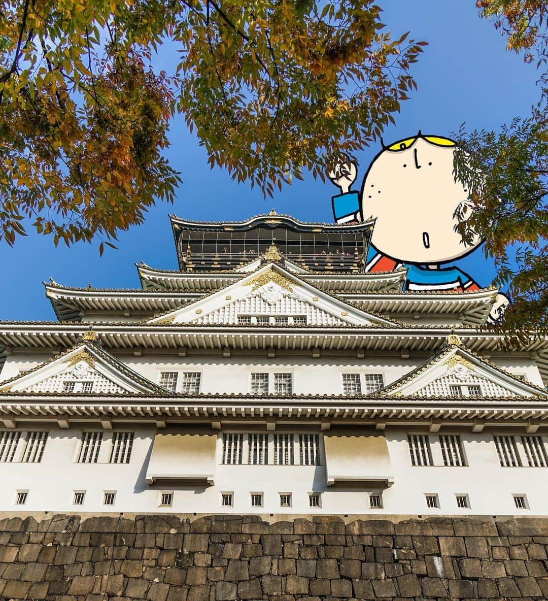 のインスタグラム：「Here’s a new angle on Osaka Castle. It’s so impressive up close! ⠀⠀⠀⠀⠀ 真下から見上げる大阪城はさらに迫力満点ー！！最上階にのぼって天下をとった気分を味わってみて♪ ————————————————————— #maido #withOsakaBob#OsakaJapan #大坂 #오사카 #大阪 #Оsака #Осака #โอซาก้า  #大阪観光 #visitjapan2019 #tourism #sightseeing #travelgram #travelinjapan #osakatrip #大阪旅行  #오사카여행 #日本景點 #osakacastle #大阪城」