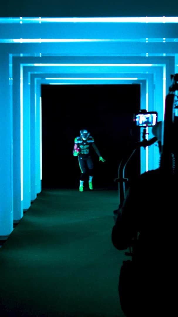 ニューエラ・キャップのインスタグラム：「Want to see how we make our NFL videos? Go behind the scenes of the 2019 NFL Established Collection shoot with Sterling Shepard, Jamal Adams, JuJu Smith-Schuster, Jimmy Garoppolo, Tarik Cohen, Tyler Lockett, Christian, McCaffrey. Get the official on-field cap of NFL sidelines at neweracap.com」