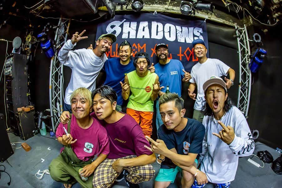 Shun さんのインスタグラム写真 - (Shun Instagram)「【熊本  SHADOWS x TOTALFAT】 ・ ・ Fact初期からだから出会ってもうクソ長いけど、毎回、異常な刺激と驚きをくれる最高なバンド… SHADOWS。今日も一緒にハプニングも何もかもを乗りこなしてエンターテインして、最高な日になった。 ・ ・ カズキさんのクボティに対する愛も嬉しい。明日もこの最高な９人でやり散らかせるなんて最高だ！感謝🙏🏻 ・ ・ 📷 @taka_tallman ・ ・ #SHADOWS #TOTALFAT」9月22日 23時02分 - totalfat.shun