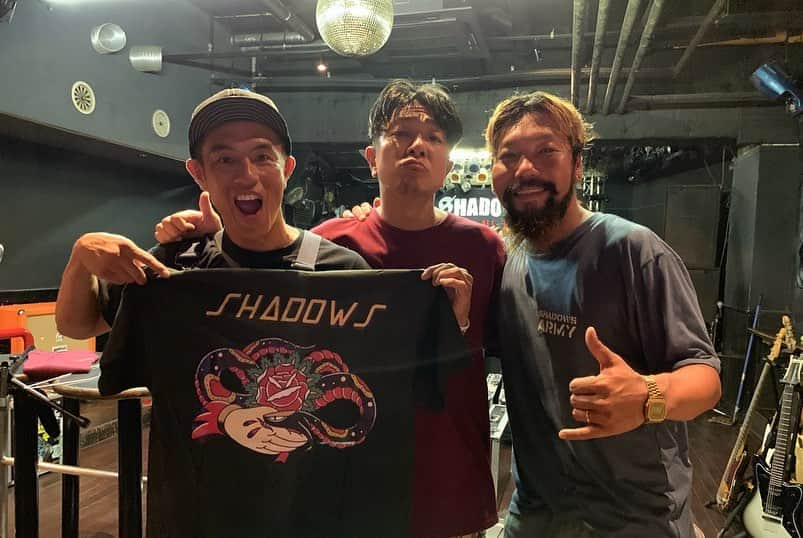 Shun さんのインスタグラム写真 - (Shun Instagram)「【熊本  SHADOWS x TOTALFAT】 ・ ・ Fact初期からだから出会ってもうクソ長いけど、毎回、異常な刺激と驚きをくれる最高なバンド… SHADOWS。今日も一緒にハプニングも何もかもを乗りこなしてエンターテインして、最高な日になった。 ・ ・ カズキさんのクボティに対する愛も嬉しい。明日もこの最高な９人でやり散らかせるなんて最高だ！感謝🙏🏻 ・ ・ 📷 @taka_tallman ・ ・ #SHADOWS #TOTALFAT」9月22日 23時02分 - totalfat.shun