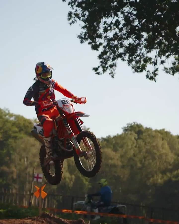 のインスタグラム：「WESS heads to the UK for the "chocolate cake" track of Hawkstone Park. 🇬🇧Can @josepgarcia26 defend his title today or will home soil help @nathanwatson91? . @redbullmotorsports #iridewess #thisisenduro #motorsports #enduro #redbull #action」