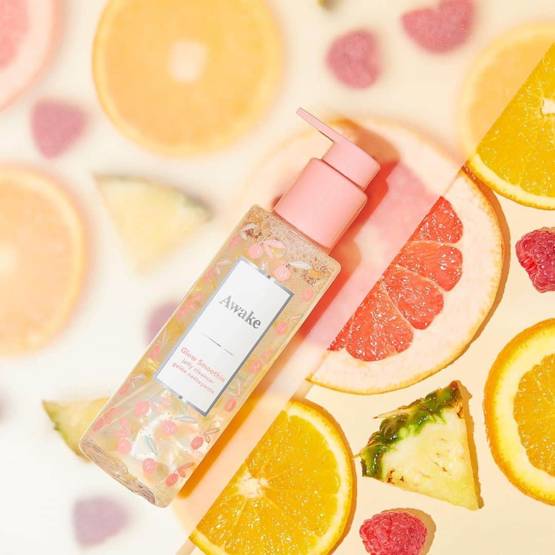 Tarte Cosmeticsさんのインスタグラム写真 - (Tarte CosmeticsInstagram)「Selfcare Sunday just got better with our NEW @awakeskin glow smoothie jelly cleanser! This lather cleanser lifts dirt, oil & makeup without stripping skin ✨ 🌸FORMULATED WITH🌸: 🍎Apple amino acids: helps hydrate & keeps skin looking supple & healthy 🍇Acai berry: powerful antioxidant with vitamins A, B, C & E to restore moisture 🍍Pineapple: rich in Vitamin C to brighten & even skintone Shop now on awakebeauty.com & online @ultabeauty for $22. Comment below if you want an in-depth IG story on this newness! #bottledbeautysleep #awakebeauty #selfcaresunday」9月22日 23時05分 - tartecosmetics