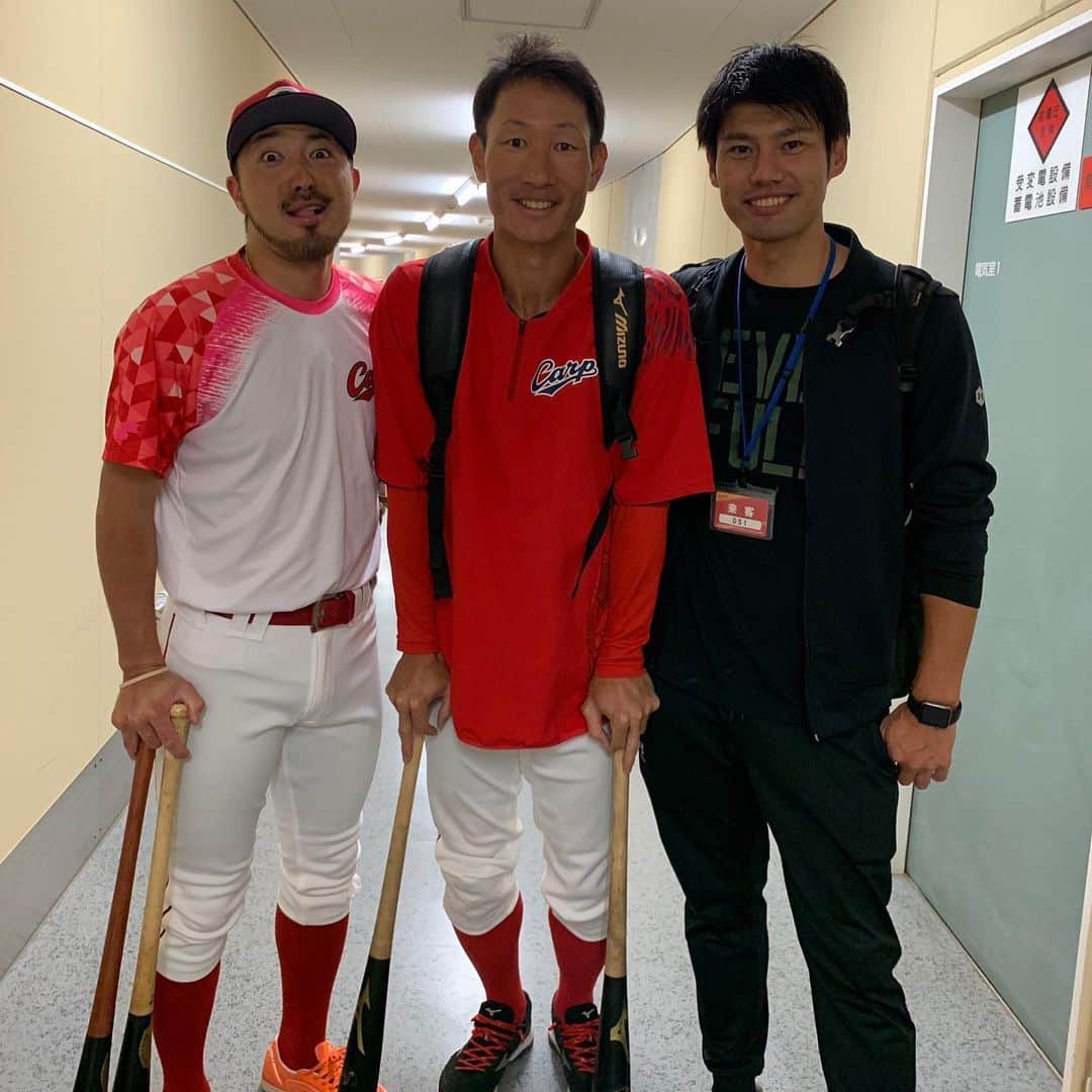 地方民のカープ女子のインスタグラム：「・ 喜田さんのTwitterより✨ ・ 写真ではこんな感じの菊さんだけど赤松さんの 引退セレモニーでは泣くんだろうな～😭 ・ それ見て絶対もらい泣きしそう😅💦 ・ #赤松真人#菊池涼介#喜田剛 #広島東洋カープ#広島カープ#カープ#carpoolkaraoke」