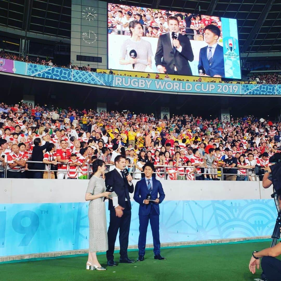 武井壮さんのインスタグラム写真 - (武井壮Instagram)「ラグビーワールドカップ日本大会の開幕戦 ピッチサイドMCとして46000人の観衆の前でオールブラックスのレジェンドのリッチー・マコウにインタビュー こんな光栄な事はないわなあ 経験者や他のタレントさん、選手たちに失礼にならないようにしっかり身体だけは鍛えておこう 頑張れ日本代表！」9月22日 23時17分 - sosotakei