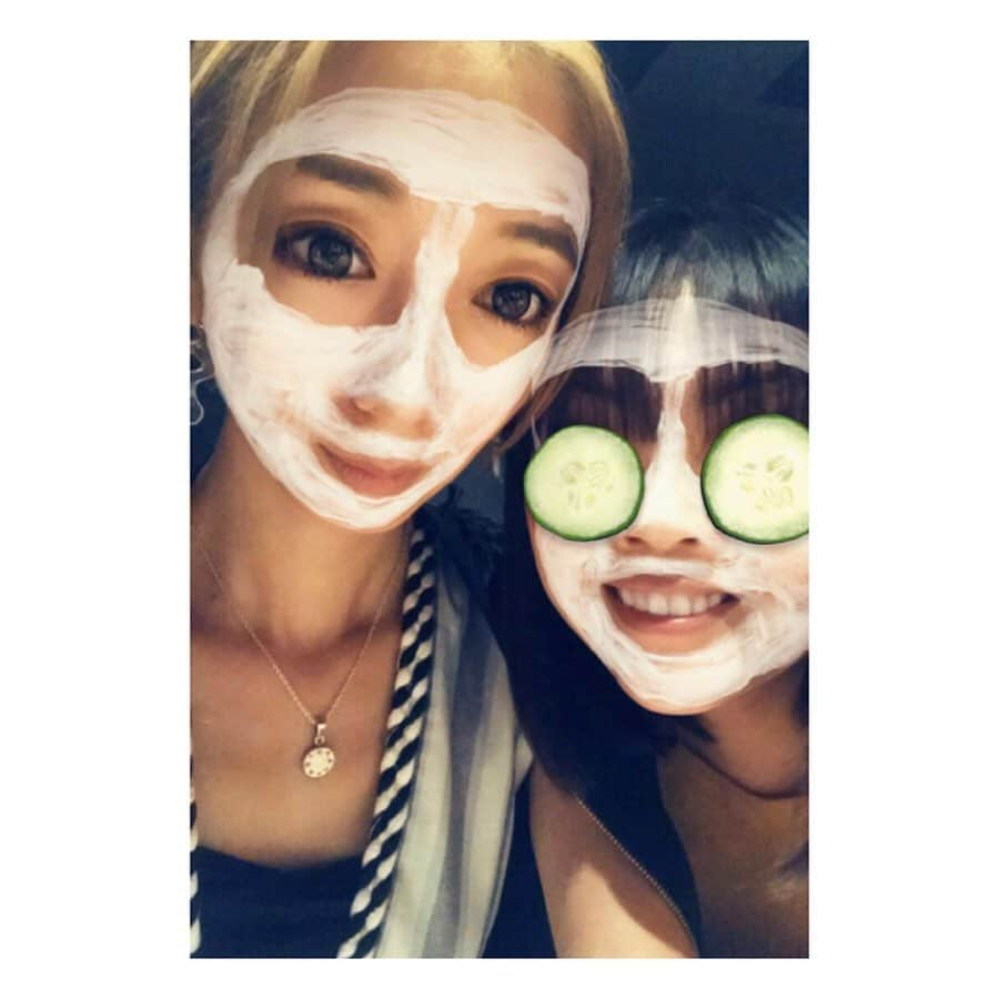 浜崎美保さんのインスタグラム写真 - (浜崎美保Instagram)「2019年💛 上京して丸10年になりました😌🎉 ・ ・ もう10年も経ったのかぁ〜🥺🗓とやや感慨深くなったので同じく上京10周年を迎えたさおりちゃんとdinner🍽へ😋🥂🎉 ・ ・ カウンターでゆっくり食べられるのがお気に入りの鉄板焼き屋さん→恵比寿『広島やまと&bar』😌🍽💕@hiroshimayamatoandbar ・ ・ 「10年前どこに住んでた？」な話しからなぜか10年以上昔の話に遡って盛り上がり過ぎちゃった😂色々と共通点が多いので東京で出会えたのは運命だ🥺🥰😌👍❤️いつもありがとうです😌🙏💕 ・ ・ 今回お料理は→瀬戸内コース～山の旨み～を堪能🤤💕美味しいお肉料理が続いてほっぺた落ちるぅ〜🤤🍖💕 希少部位の焼きはシンプルにお塩かわさびでいただいて🤤💕とろけた🤤💕💕💕 お料理によって合わせるお酒も提案してくださるのが嬉しいです🥰🍸 本場の広島焼きも食べられます😍 美味しかったぁ〜🤤💕 ・ ・ しかもトシヨロイヅカのケーキ🎂もいただけるのでanniversary dinnerにもおススメ😘🧡 (BAR time🍸になったら照明もムーディーになるよ😘) ・ ・ 東京生活11年目に突入かぁ〜😌 本当に突然鹿児島の事務所を辞めて「今だー❕」的な勢いで上京したので(完全に感覚的な行動)…家族やお世話になった方々を驚かせた&心配させたことと思います。 ・ ・ 「まぁ、なんとかなるでしょう。」って思いながら兎に角目の前のことにがむしゃらに取り組んできた日々でした。そしたら今のところなんとかなっている奇跡的な日々です。 ・ ・ 別に語りたいわけじゃないので🤢👍 ・ ・ 共に同じ時を過ごしてくださるみなさん、こんな私を応援してくださっているみなさん、いつもありがとうございます。これからもよろしくお願いします。やっほーーーでーーーす！！！😜 ・ ・ ・ #恵比寿 #鉄板焼き #恵比寿ごはん #恵比寿dinner #恵比寿bar #広島やまとandbar #深夜営業 #記念日ディナー #上京10周年 #トシヨロイヅカ」9月22日 23時12分 - mihohamasaki_japan