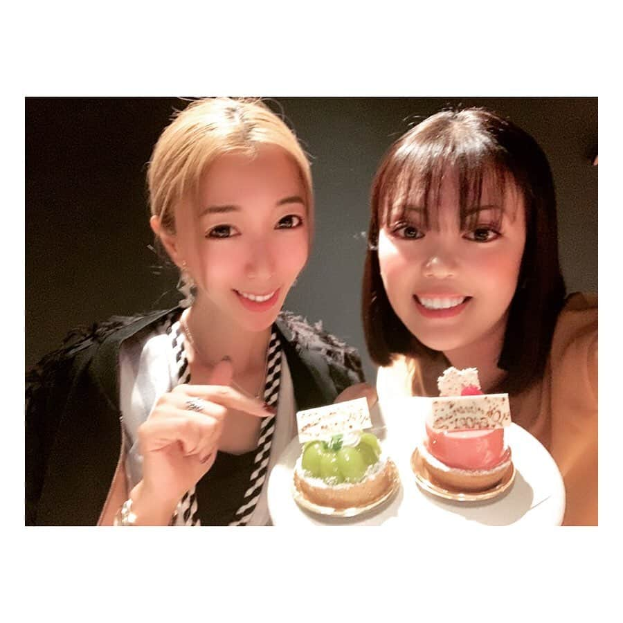 浜崎美保さんのインスタグラム写真 - (浜崎美保Instagram)「2019年💛 上京して丸10年になりました😌🎉 ・ ・ もう10年も経ったのかぁ〜🥺🗓とやや感慨深くなったので同じく上京10周年を迎えたさおりちゃんとdinner🍽へ😋🥂🎉 ・ ・ カウンターでゆっくり食べられるのがお気に入りの鉄板焼き屋さん→恵比寿『広島やまと&bar』😌🍽💕@hiroshimayamatoandbar ・ ・ 「10年前どこに住んでた？」な話しからなぜか10年以上昔の話に遡って盛り上がり過ぎちゃった😂色々と共通点が多いので東京で出会えたのは運命だ🥺🥰😌👍❤️いつもありがとうです😌🙏💕 ・ ・ 今回お料理は→瀬戸内コース～山の旨み～を堪能🤤💕美味しいお肉料理が続いてほっぺた落ちるぅ〜🤤🍖💕 希少部位の焼きはシンプルにお塩かわさびでいただいて🤤💕とろけた🤤💕💕💕 お料理によって合わせるお酒も提案してくださるのが嬉しいです🥰🍸 本場の広島焼きも食べられます😍 美味しかったぁ〜🤤💕 ・ ・ しかもトシヨロイヅカのケーキ🎂もいただけるのでanniversary dinnerにもおススメ😘🧡 (BAR time🍸になったら照明もムーディーになるよ😘) ・ ・ 東京生活11年目に突入かぁ〜😌 本当に突然鹿児島の事務所を辞めて「今だー❕」的な勢いで上京したので(完全に感覚的な行動)…家族やお世話になった方々を驚かせた&心配させたことと思います。 ・ ・ 「まぁ、なんとかなるでしょう。」って思いながら兎に角目の前のことにがむしゃらに取り組んできた日々でした。そしたら今のところなんとかなっている奇跡的な日々です。 ・ ・ 別に語りたいわけじゃないので🤢👍 ・ ・ 共に同じ時を過ごしてくださるみなさん、こんな私を応援してくださっているみなさん、いつもありがとうございます。これからもよろしくお願いします。やっほーーーでーーーす！！！😜 ・ ・ ・ #恵比寿 #鉄板焼き #恵比寿ごはん #恵比寿dinner #恵比寿bar #広島やまとandbar #深夜営業 #記念日ディナー #上京10周年 #トシヨロイヅカ」9月22日 23時12分 - mihohamasaki_japan