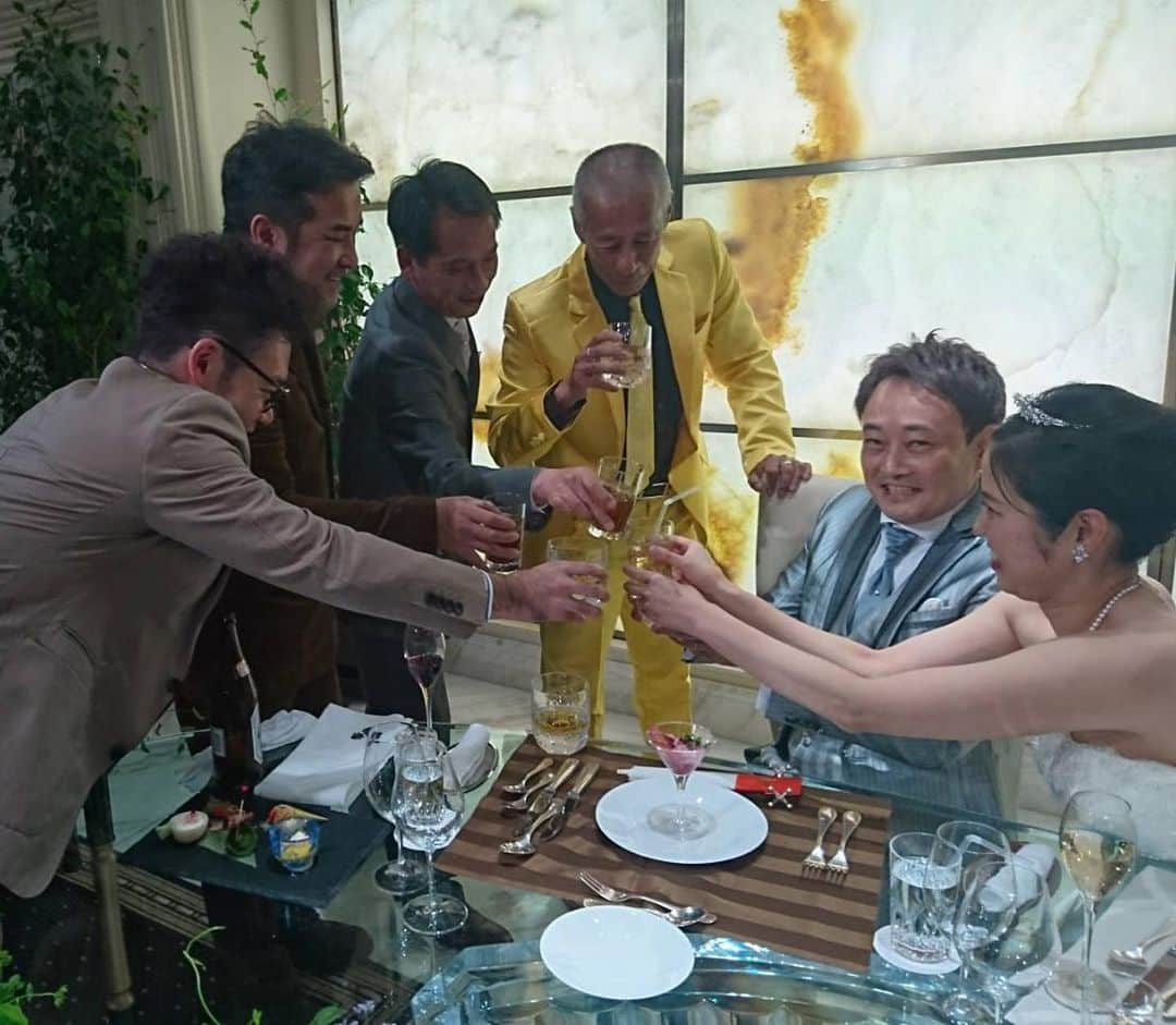 宇治田みのるさんのインスタグラム写真 - (宇治田みのるInstagram)「今日はDJ KENJIROの結婚式でした💒 @kenjiro0626  KENJIROには私がプロデュースしていた西麻布XROSSや麻布十番DIXのResident DJとして活躍してもらってました💯  新婦のアヤちゃんとは西麻布XROSS時代に出会って付き合って結婚まで完結👏  当時のDJ仲間や先輩DJも集まりました😊  @kaz_miyayama @nabe.pkg @weever69 @yasunorinorimaeba @sarashiwadaiko @yuhei_82  写真をスワイプ→  KENJIROと久しぶりに乾杯🥂 写真をスワイプ→ いい感じで酒が回ったのと感極まったのが混ざり合い終始涙涙の泣きまくり😭 写真をスワイプ→  最後は”悔しいですっ”のザブングルの加藤みたいになってました🤣  心優しいKENJIROは間違いなく、生涯アヤさんを幸せにする事でしょう❣️ ケンジロウ&アヤちゃん 結婚おめでとう御座いました㊗️🍾🎉 #djkenjiro #hig #dj #wedding #weddingparty #married #happy #goodvibesonly」9月22日 23時12分 - djminoru.u