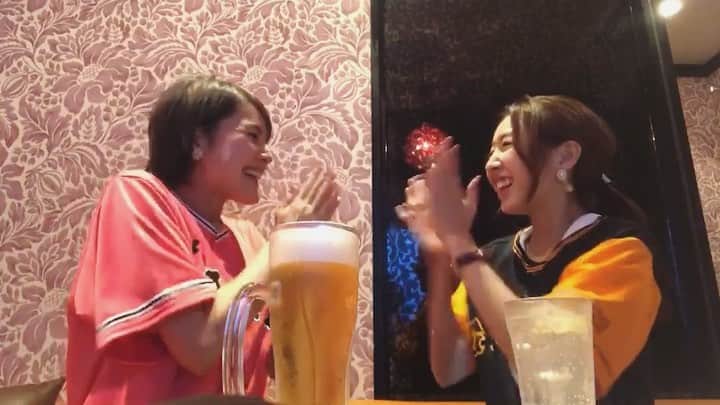 阿部智帆のインスタグラム：「🧡🏆🧡 ジャイアンツ優勝おめでとうございます🎊🎉✨ . . ずっと待ってた瞬間🥺 感動の一言じゃ足りないくらい 心が震えるのを感じました😭 その感情をどうしたらいいかわからなくて とにかくずっと叫んでました😭😭笑 （叫び具合はストーリーズ参照。笑） . そして いつも隣にいてくれるプレポスファミリーで 一緒に喜び合えたことも、嬉しかったぁ😭💗 . まだまだ日本一へ向けて✊🧡 引き続き、熱い声援を送りましょう😆 . . . 今日、神宮へ行っていたファンのみなさん。 雨の中応援お疲れ様でした☔️💦 風邪ひかないようにあったかくして寝てくださいね😊 . #giants #優勝 #🏆」