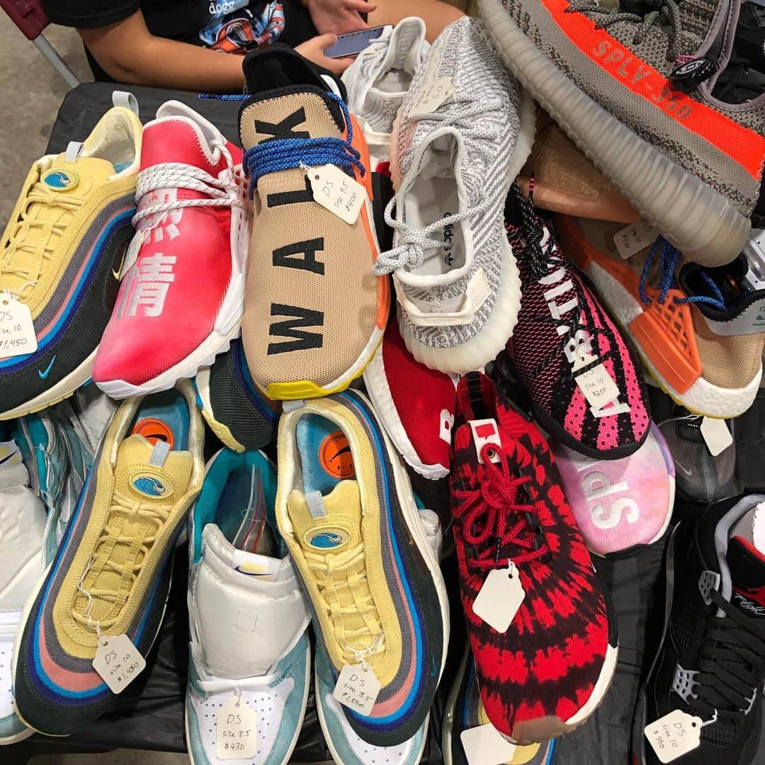 Sneaker Newsさんのインスタグラム写真 - (Sneaker NewsInstagram)「@sneakercon is back in Toronto today. How much is this pile of shoes worth? (Labeled prices are in Canadian) . Link in bio for tickets and details.」9月22日 23時25分 - sneakernews