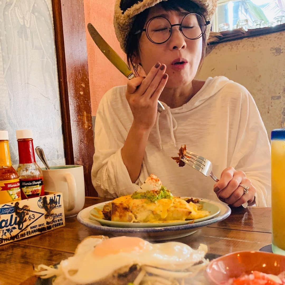 糸数美樹さんのインスタグラム写真 - (糸数美樹Instagram)「🥵🔥🔥🍳🌶 #あついあついあつい #かーらーのー #からいからいからい #かーらーのー #満面の笑み #かーらーのー #真剣 #かーらーのー #ジュージュー #かーらーのー #しにわらっちぇん #助六さんと月一夫婦ミーティング #今日はランチミーティング #パイプラインコーヒー #メキシカン #うまうぃー #でも食べたのはエンチラーダとジャンバラヤ #すっぴんだけど湯気の具合でうまく写真撮ってくれた助六氏グッジョブ #明日から仕事で東京じゃ #がんばるよ #家に帰ってアベンジャーズのDVD観るって張り切ってたのになぜか掃除のスイッチ入ったじらーでエアコンと洗濯機の掃除はじめたーる #ありがとうねー #今日はクーラーがよく冷える #みきとにー #みき助」9月22日 23時26分 - mikitney0331