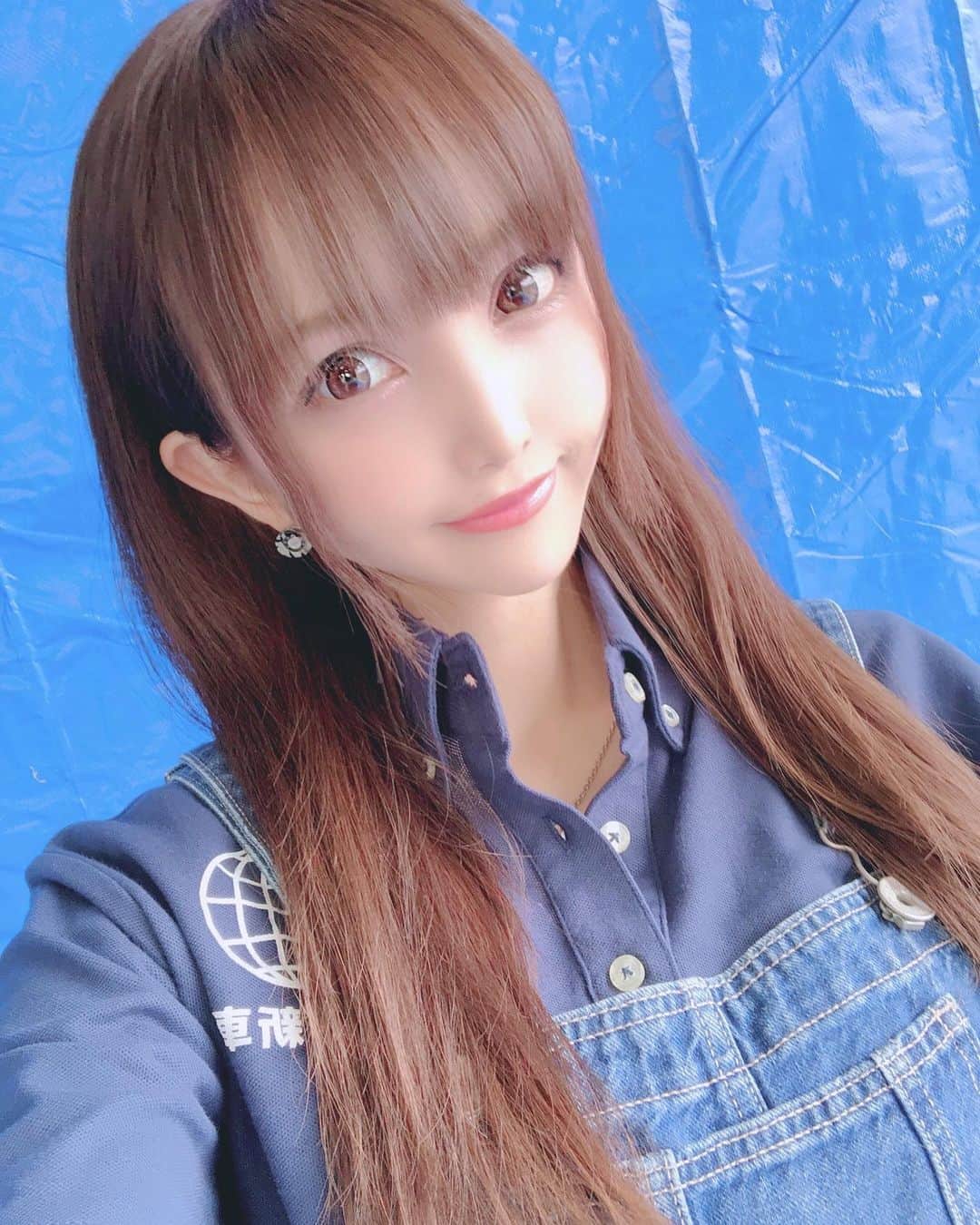 のインスタグラム：「こんばんみ🐰💓昨日はラジオでお世話になってる100%新車館さんの大感謝祭にゲストでビンゴ大会のMCを藤巻さんと徳田さんと天才ゴルフjrの#須藤弥勒 ちゃんとしてきました♫ それから金魚売りのお手伝いをしたよ✨金魚売りのお姉さん初めてしたけど楽しかった😆ちなみにあいりんは1匹しか取れなかった😂w #グラドル自画撮り部#sexy#cute#ビンゴ#ビンゴ大会#mc#ゲスト#100パーセント新車館#感謝祭#イベント#お手伝い#金魚#金魚すくい#つくば#茨城#japanesegirl#instadaily#instalike#igers #selfie#instagood#pleaselike#followme」