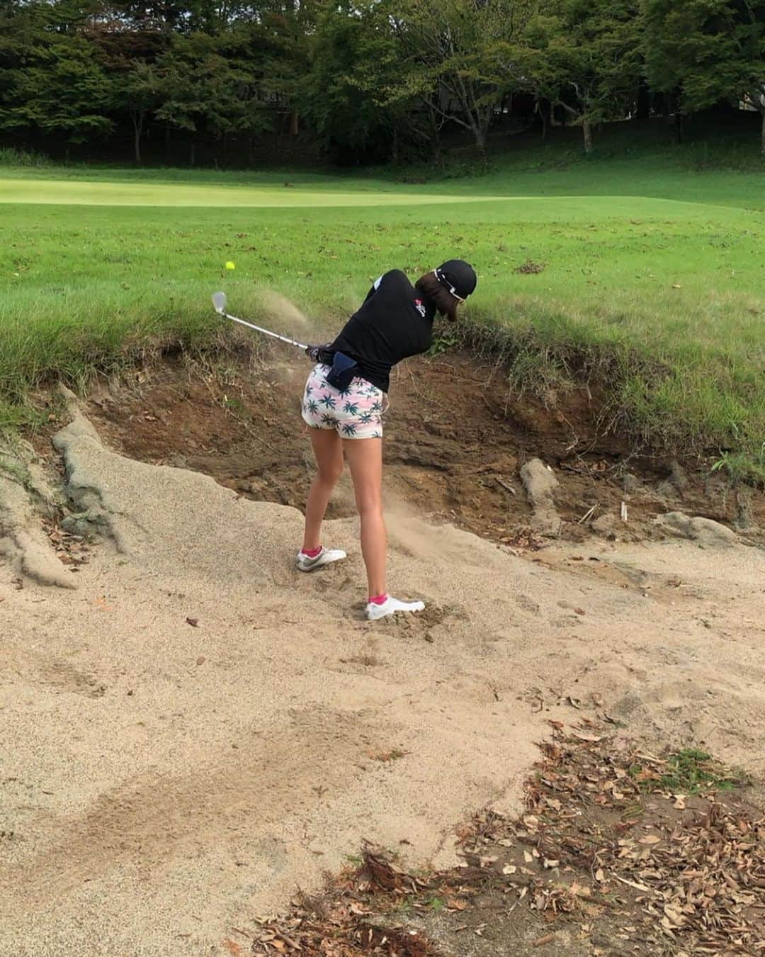 山下詩乃さんのインスタグラム写真 - (山下詩乃Instagram)「いつもの仲良ぴ4人組でラウンドへ⛳️まいちゃんがラウンドデビューしました☺️嬉しい🥰💓 ボール置く時に菜々緒ポーズ求められたので、いつものノリでやってた😂 千葉のゴルフ場だったので台風の影響で木が根元からパックリ折れていたり(3枚目、もっともっと大きな木が折れていました)、大雨でバンカーもえぐれていたり(4枚目)、爪痕がまだたくさん残っていました❗️やっと通電して19日から営業再開されたようで、私達は地域のゴルフ場に行って、被災に貢献していきたいと思いました😣🙇 ラウンドデビューの話をゴルフ場に伝えていたので、最終組で暖かいキャディさん感謝です☺️❣️ それにしても楽しすぎたな〜🤤💓 －－－－－－－－－－－ #台風の影響 #台風の爪痕 #千葉のゴルフ場 #golf #ゴルフ #ゴルフ女子 #ゴルフ好き #スポーツ大好き #カープ #広島東洋カープ #カープ女子 #pilates #ピラティス #健康 #運動 #コアトレーニング #筋トレ #instalove #楽しい #ゴルフ好きな人と繋がりたい」9月22日 23時22分 - shinoyamashita