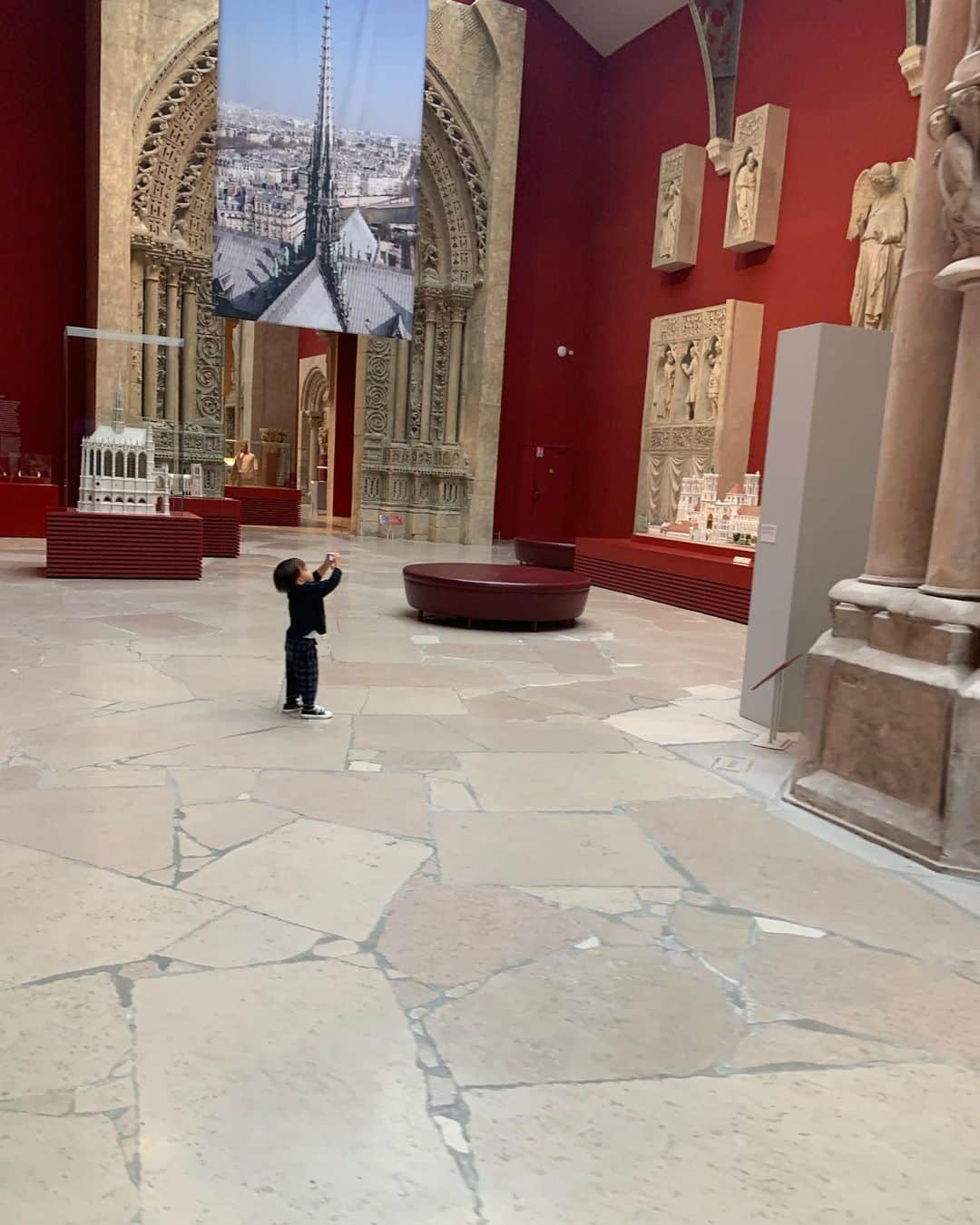 ハンナ・クインリヴァンさんのインスタグラム写真 - (ハンナ・クインリヴァンInstagram)「A day at the museum, see who’s the awesome photographer 哥的文青一日遊 #巴黎無車日 #museum #興趣從小培養 #世界遺產日」9月22日 23時23分 - hannah_quinlivan