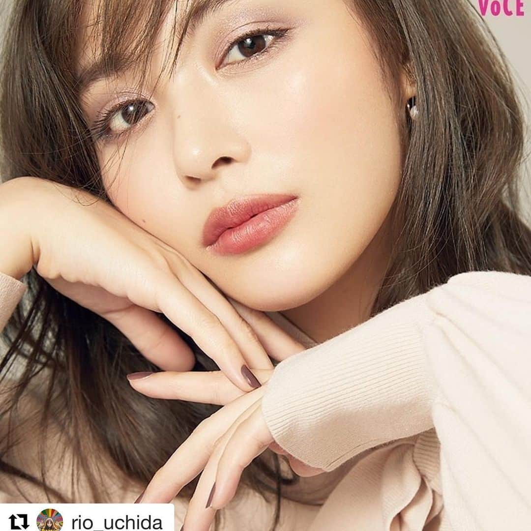 VOCE編集部さんのインスタグラム写真 - (VOCE編集部Instagram)「VOCE11月号で秋メイクを楽しんで💄 #内田理央 さん可愛いですね😍  ぜひ11月号を読んだ感想もお寄せくださいー （ウェブサイト編集長）  #Repost @rio_uchida with @get_repost ・・・ @vocemagazine 🤭💕アイシャドウが逆グラデなの。 －－－－－－－－－－－－－－－－－－－－⠀⠀﻿ ⠀﻿ VOCEのinstagramでは新作コスメ情報やメイクテク、撮影舞台裏を毎日お届け！⠀⠀﻿ ぜひフォロー&チェックして！！⠀⠀﻿ 👉 @vocemagazine ⠀⠀﻿ ⠀﻿ #VOCE #VOCEmagazine #VOCEおすすめコスメ #VOCE11月号 #雑誌 #セルフメイク #安達祐実 #長井かおり #フジコシェイクシャドウ #雑誌付録 #付録情報 #付録 #THREE #スリー #バランシングライン #コスメサンプル #森星 #SHISEIDO #シンクロスキンセルフリフレッシングファンデーション #ファンデーションサンプル #スキンケアサンプル #神崎恵 #石井美保 #北村匠海 #メンズ美容 #メンズコスメ #シェアードコスメ」9月22日 23時27分 - vocemagazine