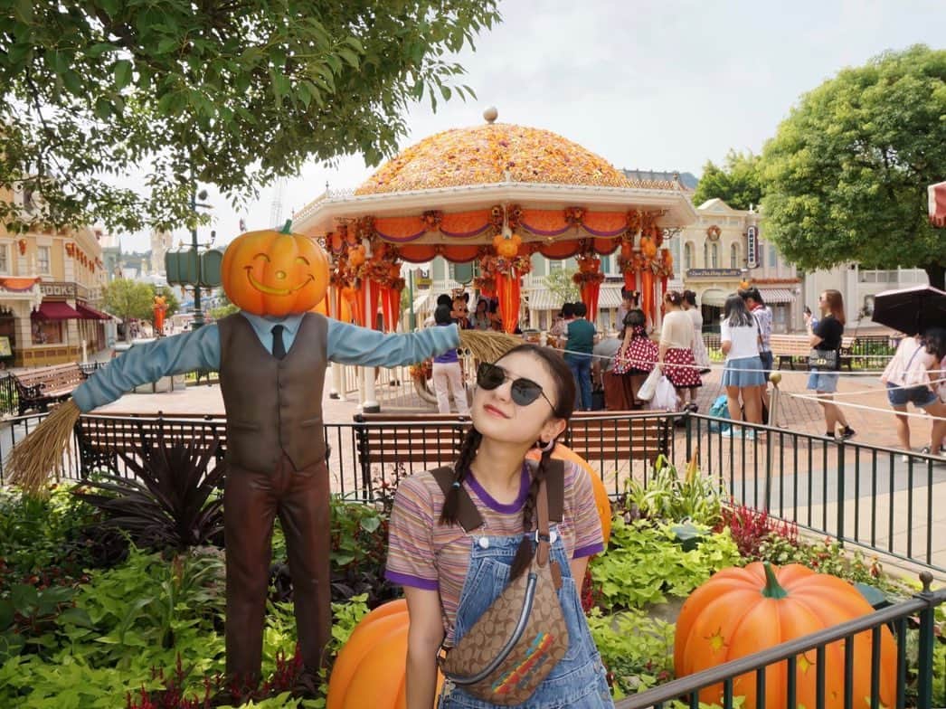 齊藤英里さんのインスタグラム写真 - (齊藤英里Instagram)「ディズニーも行ったよ〜 ハロウィン仕様だったのでかぼちゃに挟まれてきました🎃🧡 #香港#迪士尼#holleween」9月22日 23時30分 - erisaito.official
