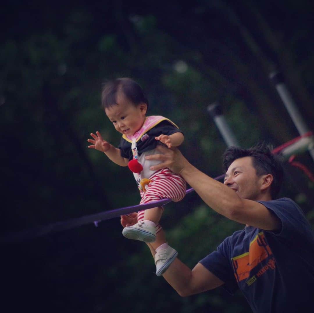 福田恭巳のインスタグラム：「My daughter likes to ride on the slackline and fall off the slackline😂  スラックラインを認識してきたのか 自分からラインに触ったり 乗ったりしたいと訴えるように なりました。 跳ねるのも落ちるのも楽しそうです⭐️ @gibbonslacklines  #スラックライン #slackline #slacklife #gibbonslacklines  #生後12ヶ月 #1歳 #9月生まれ #赤ちゃんのいる生活」